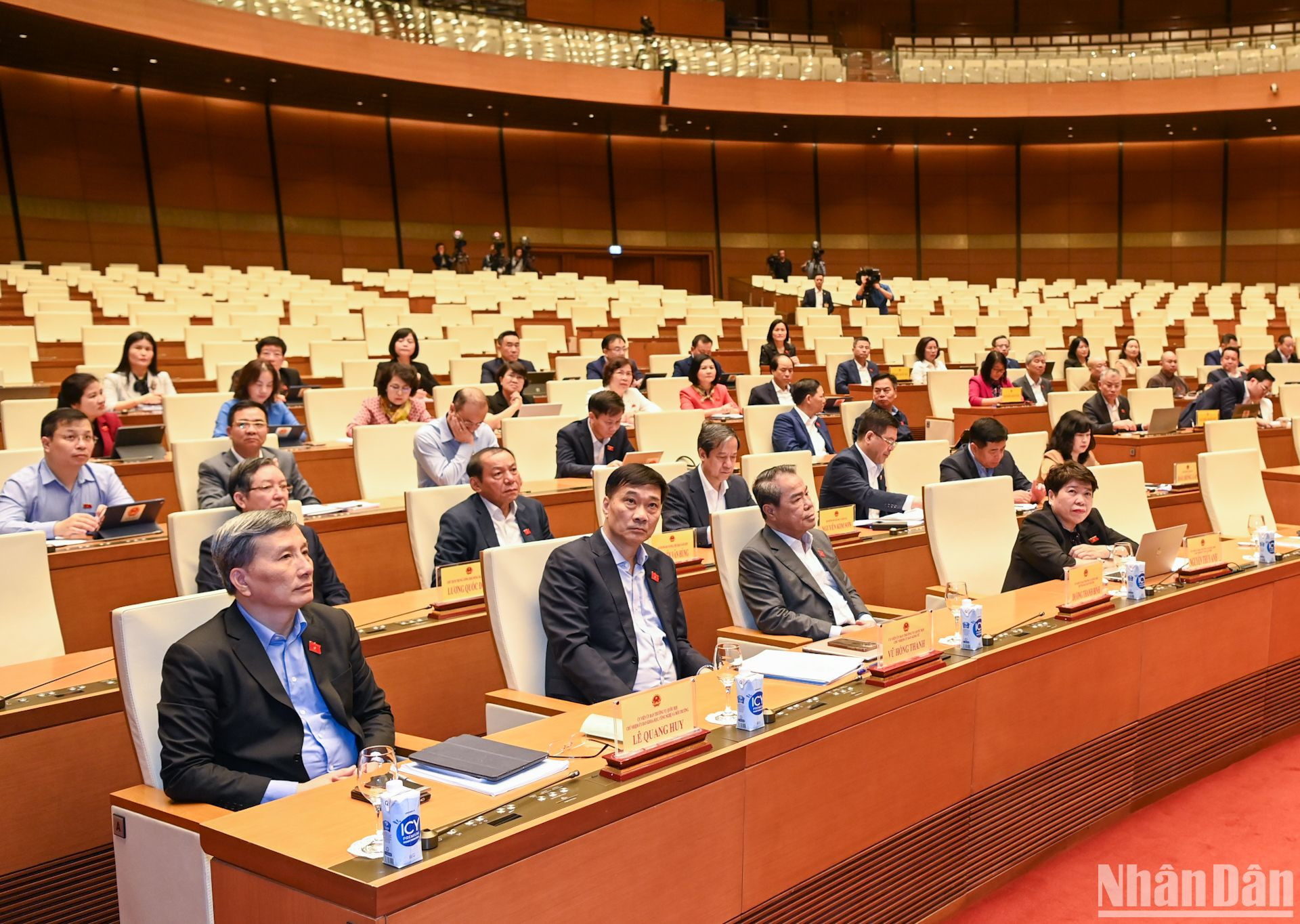Các đồng chí Ủy viên Ủy ban Thường vụ Quốc hội, Thường trực Hội đồng Dân tộc và các Ủy ban của Quốc hội, đại diện lãnh đạo các cơ quan thuộc Ủy ban Thường vụ Quốc hội và các đại biểu dự phiên họp.