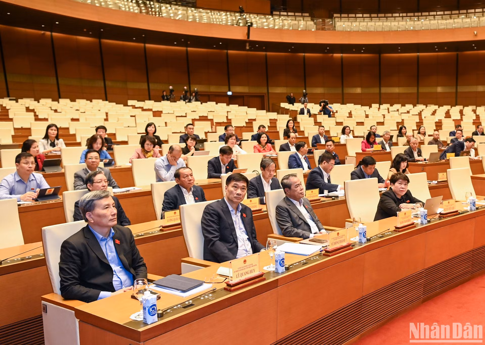 Các đồng chí Ủy viên Ủy ban Thường vụ Quốc hội, Thường trực Hội đồng Dân tộc và các Ủy ban của Quốc hội, đại diện lãnh đạo các cơ quan thuộc Ủy ban Thường vụ Quốc hội và các đại biểu dự phiên họp.