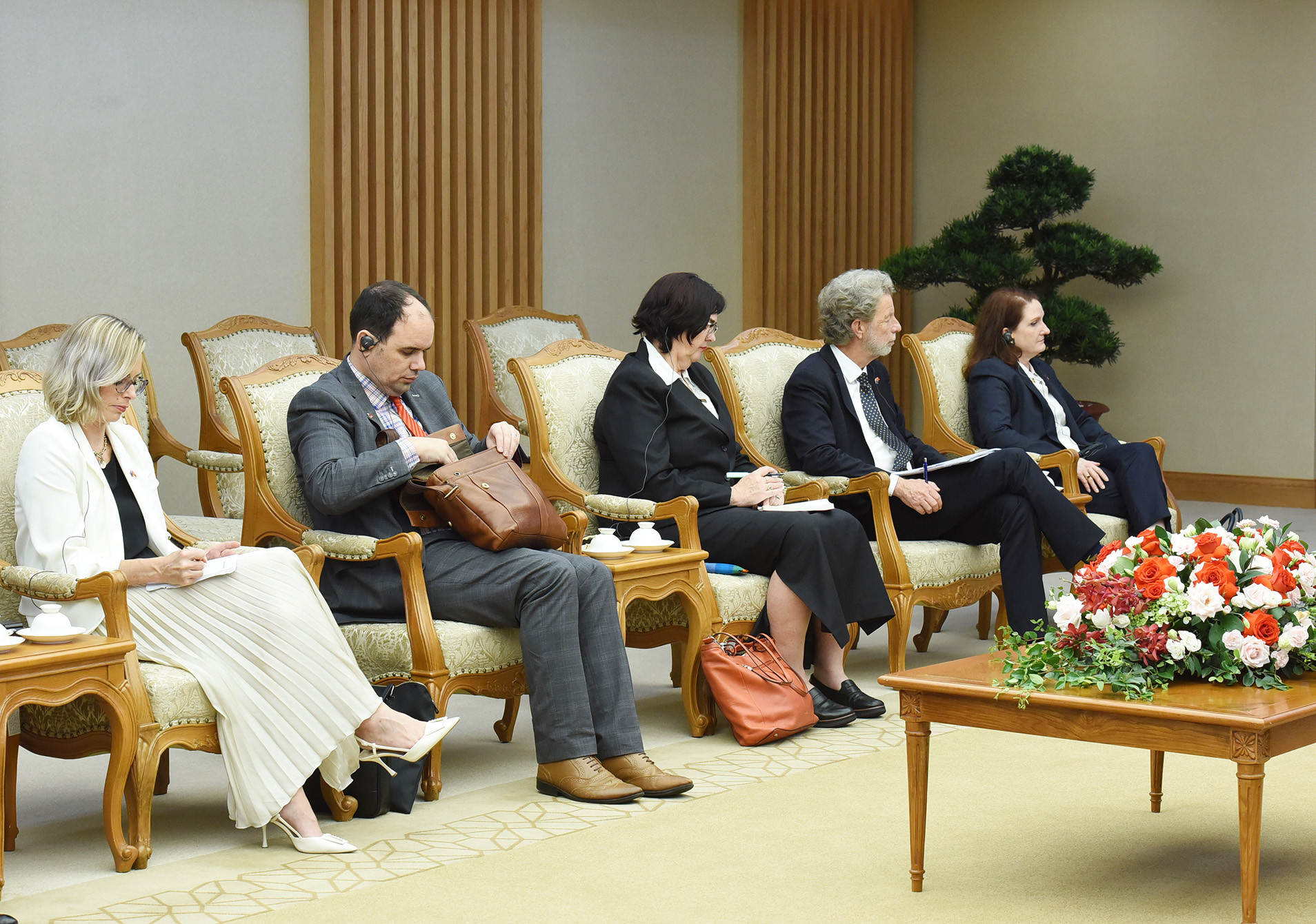 Các thành viên đi cùng Phó Thủ tướng, Bộ trưởng Ngoại giao New Zealand Winston Peters tham dự buổi tiếp.