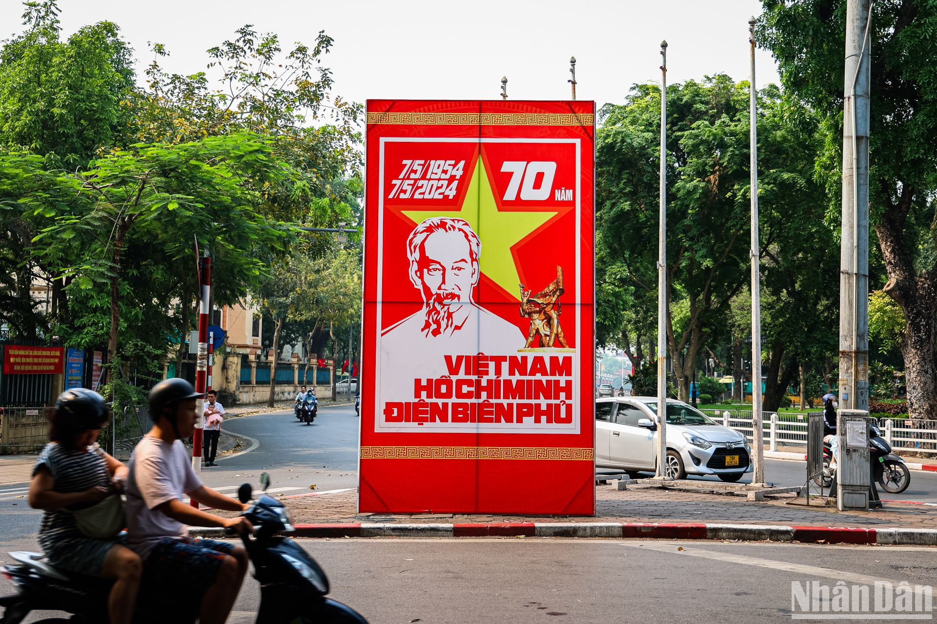 Hướng tới kỷ niệm 70 năm Chiến thắng Điện Biên Phủ, Hà Nội đã tăng cường các hoạt động quảng bá, cổ động trực quan nhằm tuyên truyền sâu sắc về ý nghĩa, tầm vóc và giá trị lịch sử của Chiến dịch Điện Biên Phủ. Hướng tới kỷ niệm 70 năm Chiến thắng Điện Biên Phủ, Hà Nội đã tăng cường các hoạt động quảng bá, cổ động trực quan nhằm tuyên truyền sâu sắc về ý nghĩa, tầm vóc và giá trị lịch sử của Chiến dịch Điện Biên Phủ.