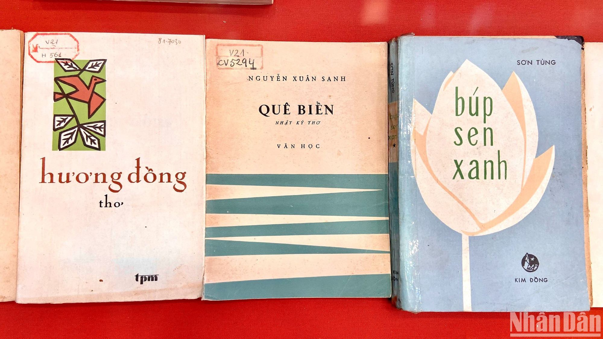Tập nhật ký thơ "Quê biển" của tác giả Nguyễn Xuân Sanh (ở giữa) được Văn Cao minh họa gây ấn tượng bởi ý tưởng và cách khai thác hình ảnh mới mẻ.