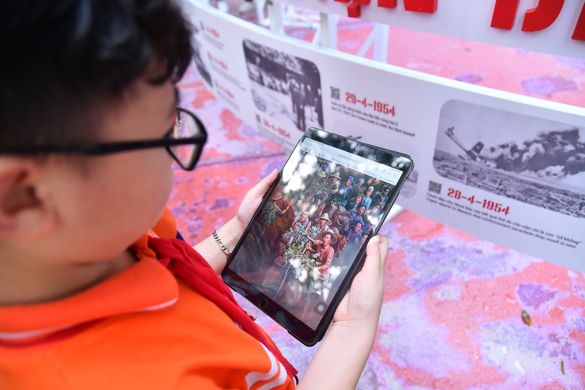 Lê Trịnh Hải Minh, học sinh lớp 4G Trường tiểu học Tràng An chia sẻ: "Trước đó, em đã được nghe nhiều về trận đánh ở Điện Biên Phủ, nhưng chỉ khi đến đây, được tham quan Triển lãm, em mới thực sự hình dung rõ và hiểu hơn về sự kiện lịch sử này".