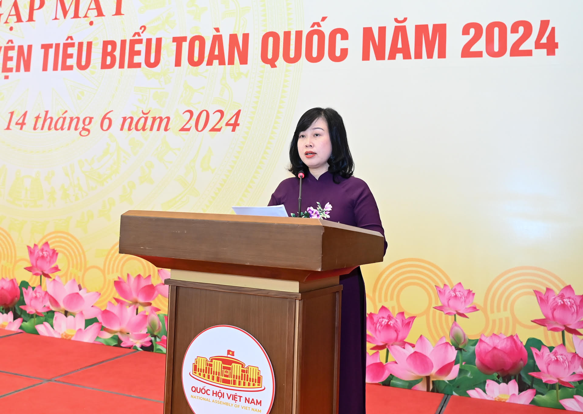 Bộ trưởng Y tế Đào Hồng Lan báo cáo về kết quả công tác hiến máu tình nguyện và các hoạt động tôn vinh năm 2024.