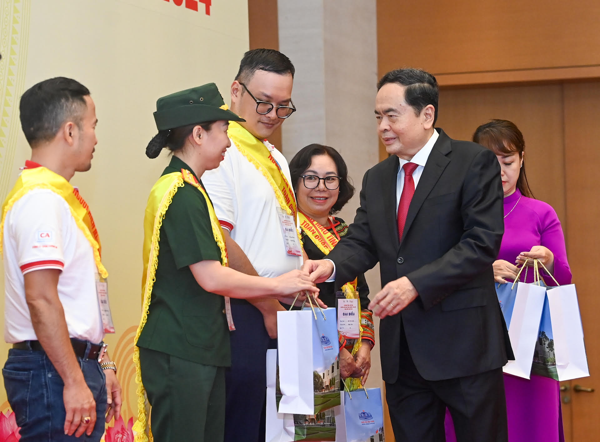 Chủ tịch Quốc hội Trần Thanh Mẫn tặng quà cho người hiến máu tình nguyện tiêu biểu toàn quốc tại cuộc gặp mặt.