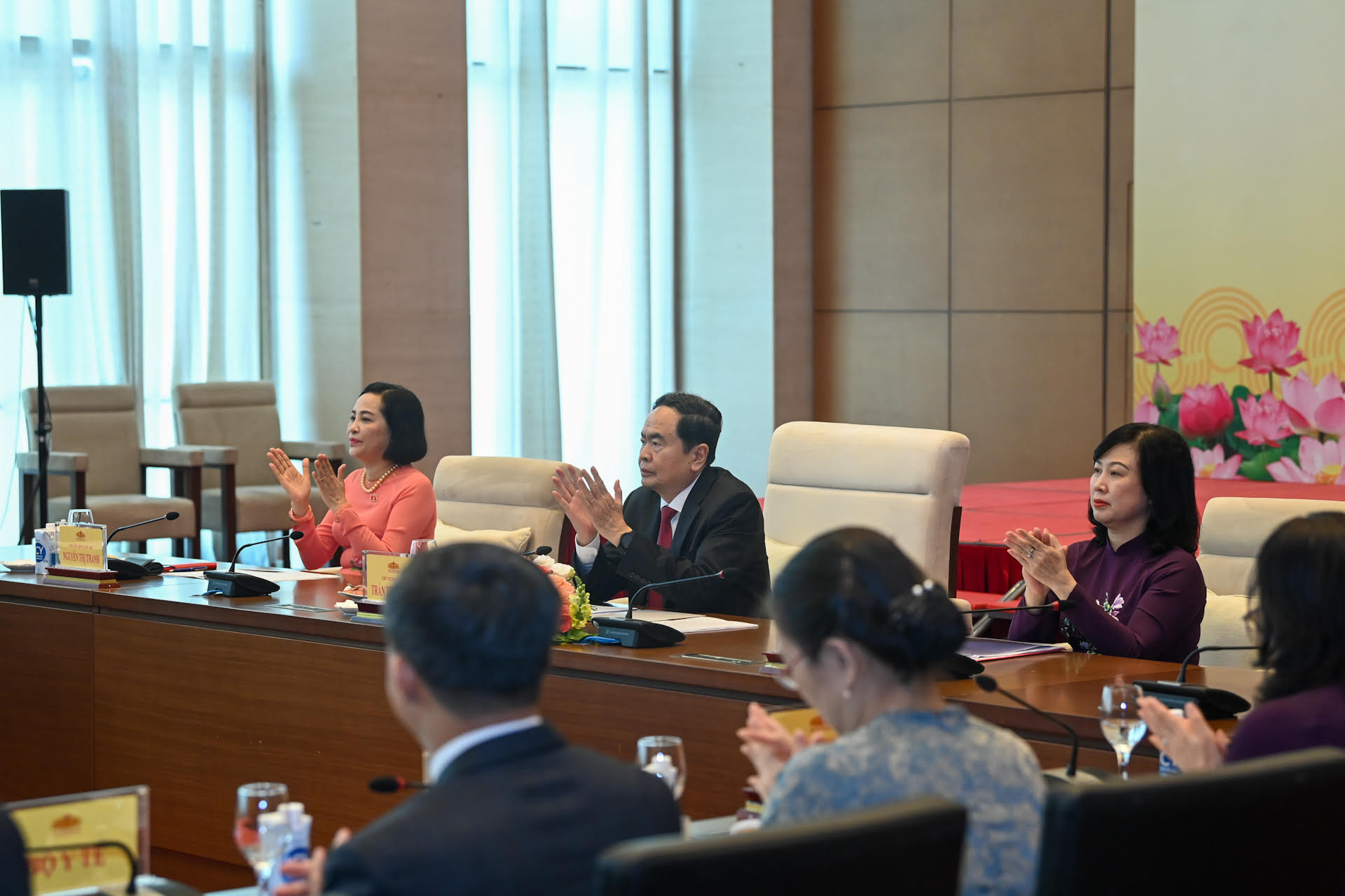 Chủ tịch Quốc hội Trần Thanh Mẫn, Phó Chủ tịch Quốc hội Nguyễn Thị Thanh, Bộ trưởng Y tế Đào Hồng Lan chủ trì cuộc gặp mặt.