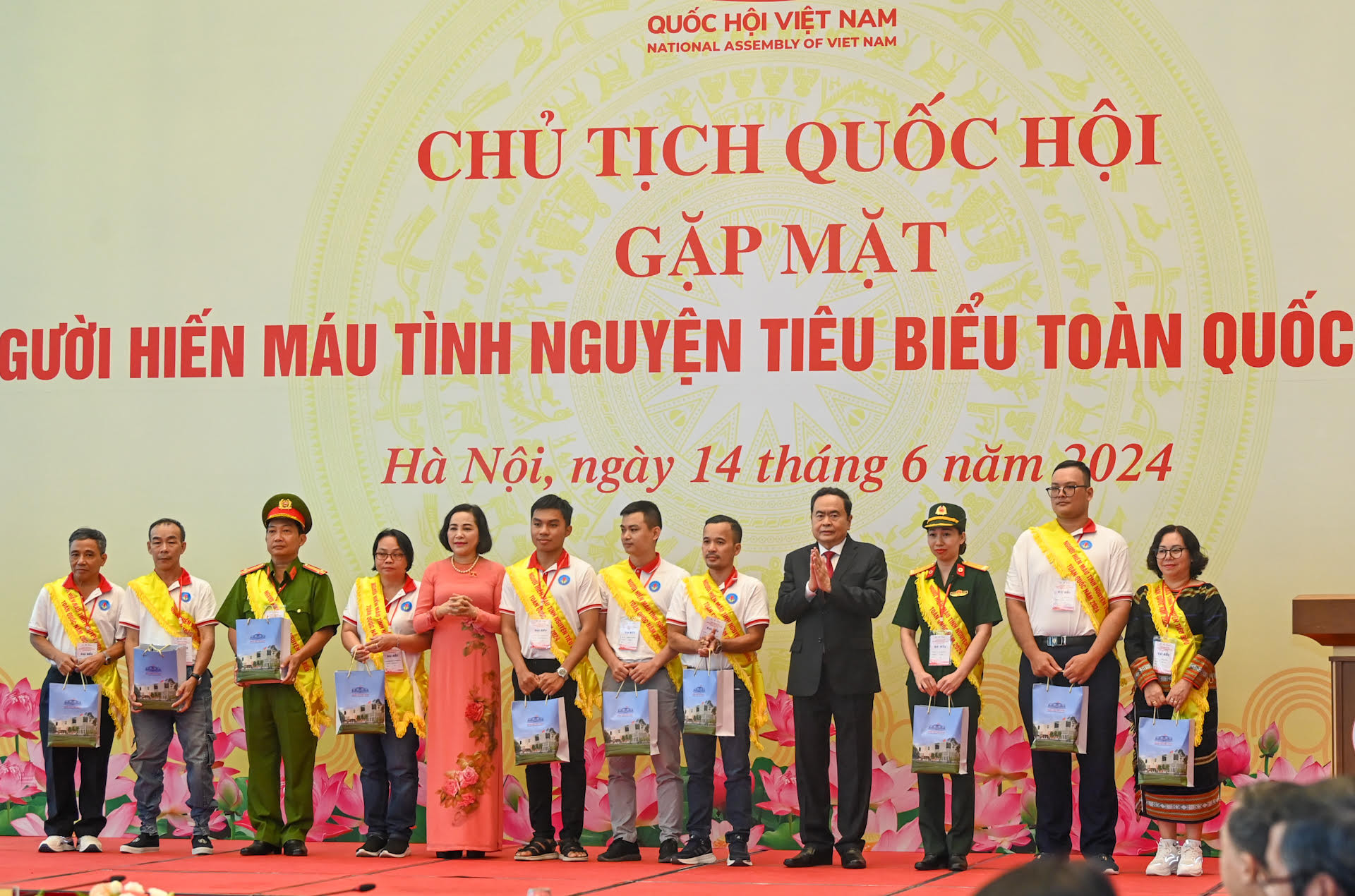 Chủ tịch Quốc hội Trần Thanh Mẫn và Phó Chủ tịch Quốc hội Nguyễn Thị Thanh tặng quà cho các đại biểu người hiến máu tình nguyện tiêu biểu toàn quốc tại cuộc gặp mặt.