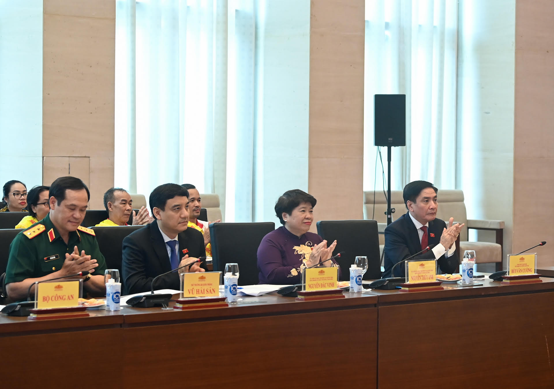 Tổng Thư ký, Chủ nhiệm Văn phòng Quốc hội Bùi Văn Cường; Chủ nhiệm Ủy ban Xã hội Nguyễn Thúy Anh; Chủ nhiệm Ủy ban Văn hóa, Giáo dục Nguyễn Đắc Vinh và các đại biểu dự cuộc gặp mặt.