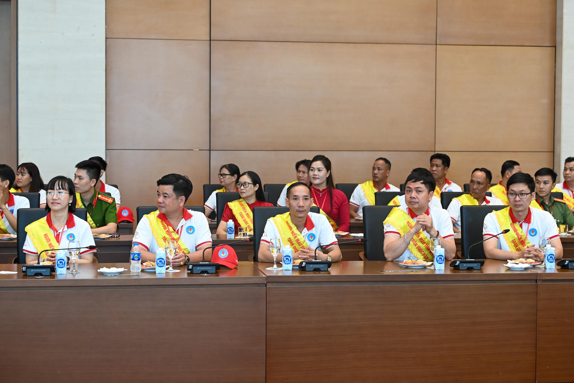 Các đại biểu người hiến máu tình nguyện tiêu biểu toàn quốc dự cuộc gặp mặt.