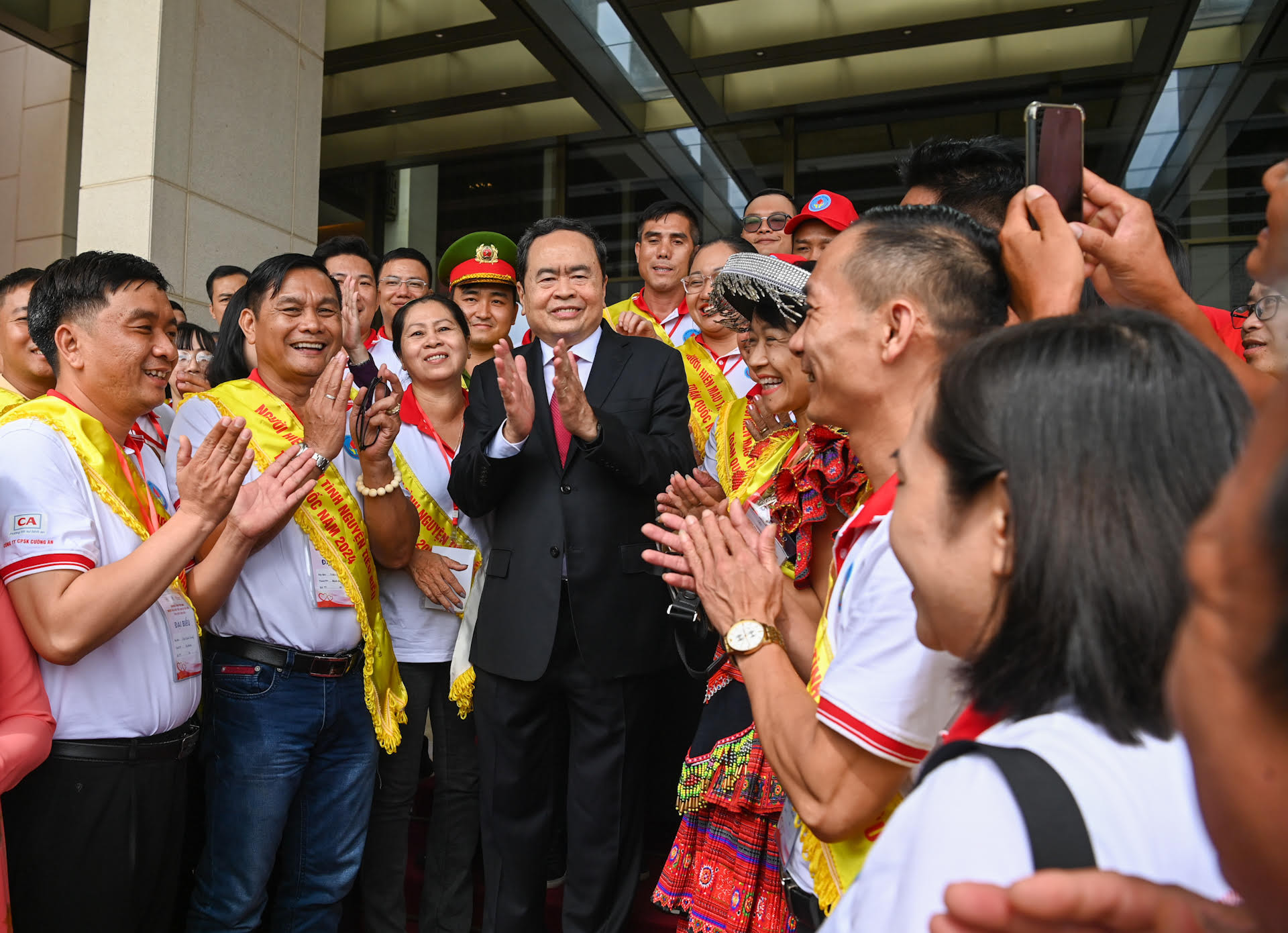 Chủ tịch Quốc hội Trần Thanh Mẫn với các đại biểu người hiến máu tình nguyện tiêu biểu toàn quốc.