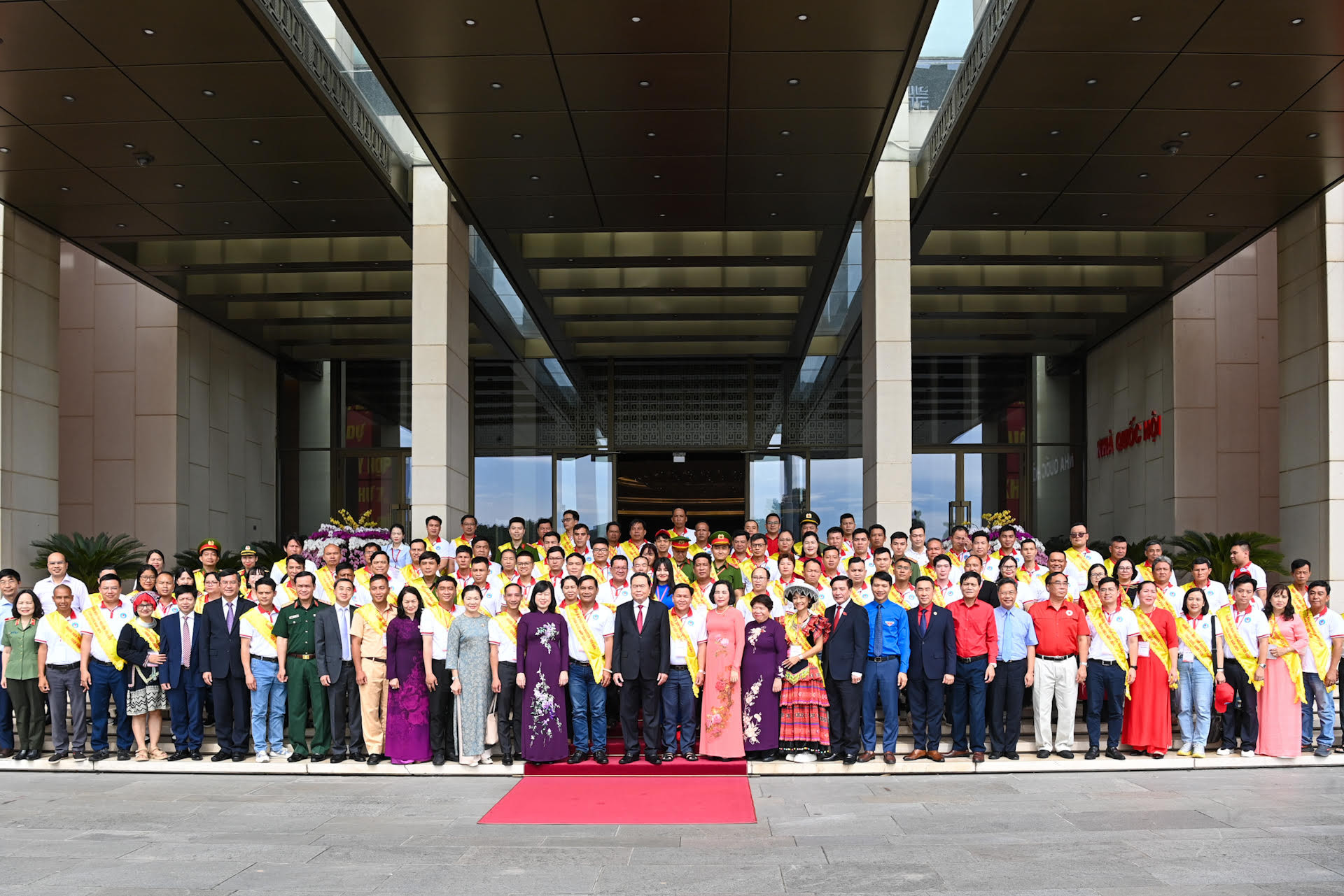Chủ tịch Quốc hội Trần Thanh Mẫn chụp ảnh lưu niệm với các đại biểu tại cuộc gặp mặt.