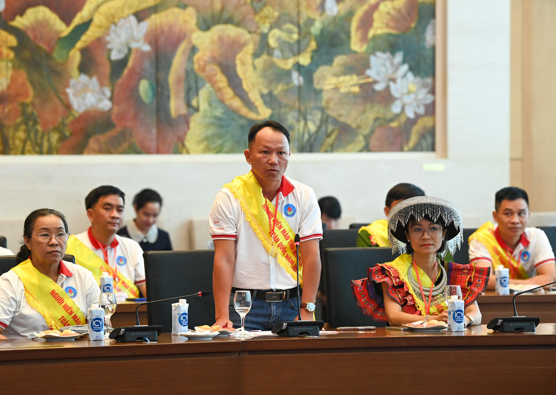 Đại diện người hiến máu tình nguyện tiêu biểu phát biểu tại cuộc gặp mặt.