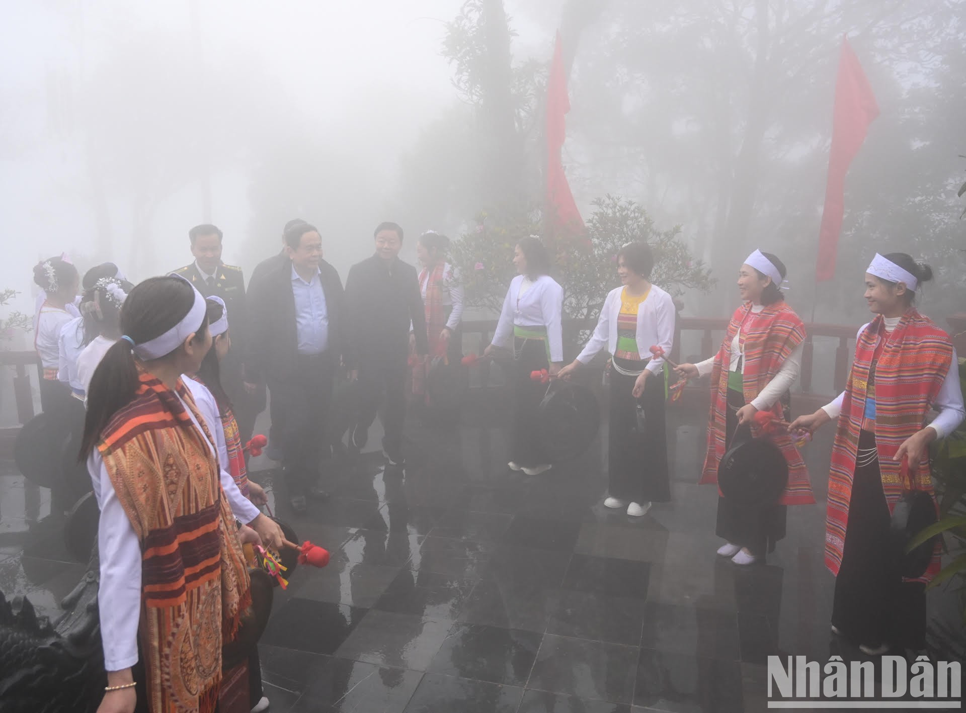 Chủ tịch Quốc hội Trần Thanh Mẫn đến dâng hương tưởng nhớ Chủ tịch Hồ Chí Minh tại đỉnh núi Ba Vì, Hà Nội. (Ảnh DUY LINH)