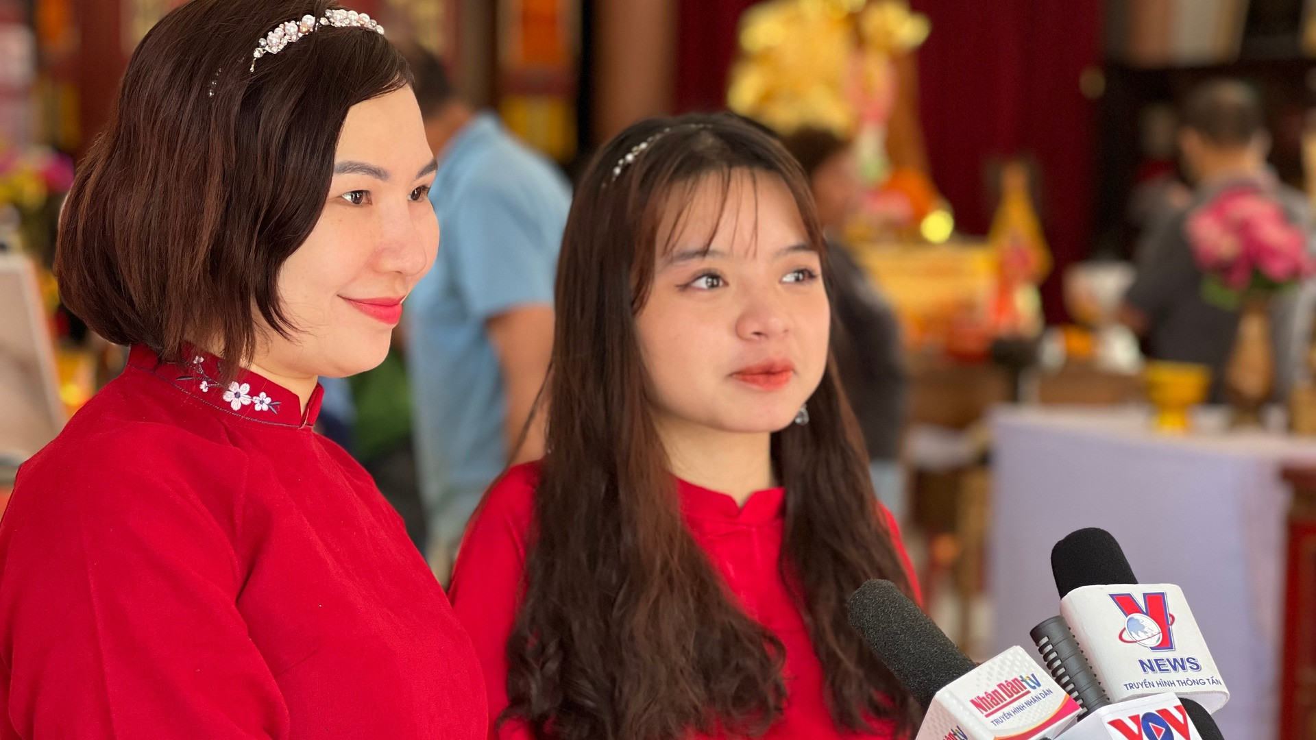 Bạn Bùi Thị Thu Hường (bên phải) hiện là sinh viên Đại học Kasetsart cho biết rất vui khi được cùng các cô bác kiều bào trang trí, bày biện mâm lễ cúng Phật. Bạn Phạm Thúy Hoàng (bên trái), nghiên cứu sinh tại Trường Đại học Mahidol chia sẻ niềm hạnh phúc được gặp các cô chú người Việt và các bạn du học sinh: “Đây là dịp lễ lớn ở Việt Nam. Em cũng đến dâng hương và cầu chúc cho tất cả mọi người đều được bình an và mọi việc thuận lợi. Các bạn học sinh sẽ đạt được những thành tích tốt nhất”. Bạn Bùi Thị Thu Hường (bên phải) hiện là sinh viên Đại học Kasetsart cho biết rất vui khi được cùng các cô bác kiều bào trang trí, bày biện mâm lễ cúng Phật. Bạn Phạm Thúy Hoàng (bên trái), nghiên cứu sinh tại Trường Đại học Mahidol chia sẻ niềm hạnh phúc được gặp các cô chú người Việt và các bạn du học sinh: “Đây là dịp lễ lớn ở Việt Nam. Em cũng đến dâng hương và cầu chúc cho tất cả mọi người đều được bình an và mọi việc thuận lợi. Các bạn học sinh sẽ đạt được những thành tích tốt nhất”.