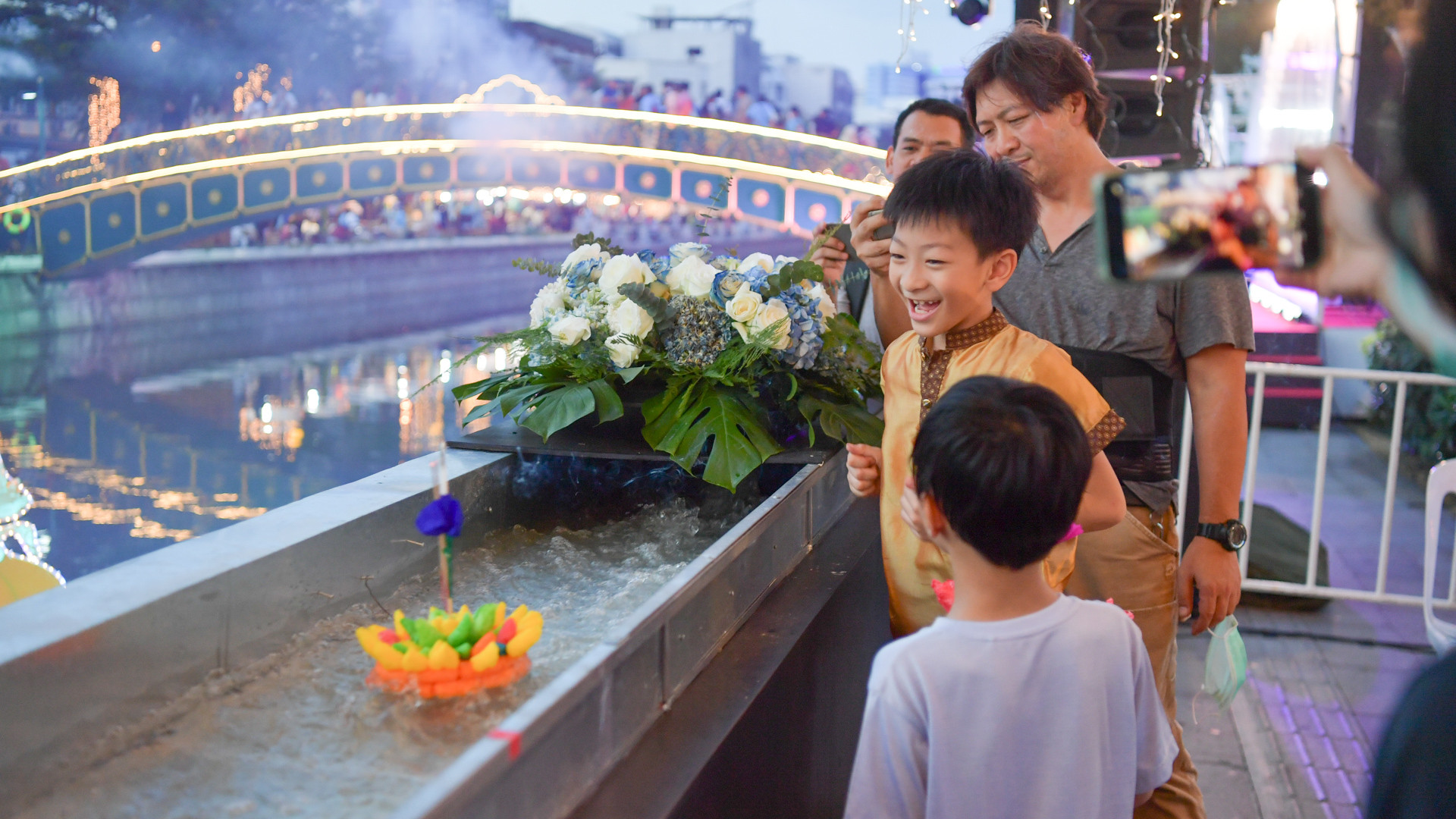 Một số người thậm chí còn thêm mảnh móng tay hoặc một lọn tóc nhỏ vào krathong để những “vận đen”, chuyện xui xẻo của năm cũ trôi theo dòng nước.