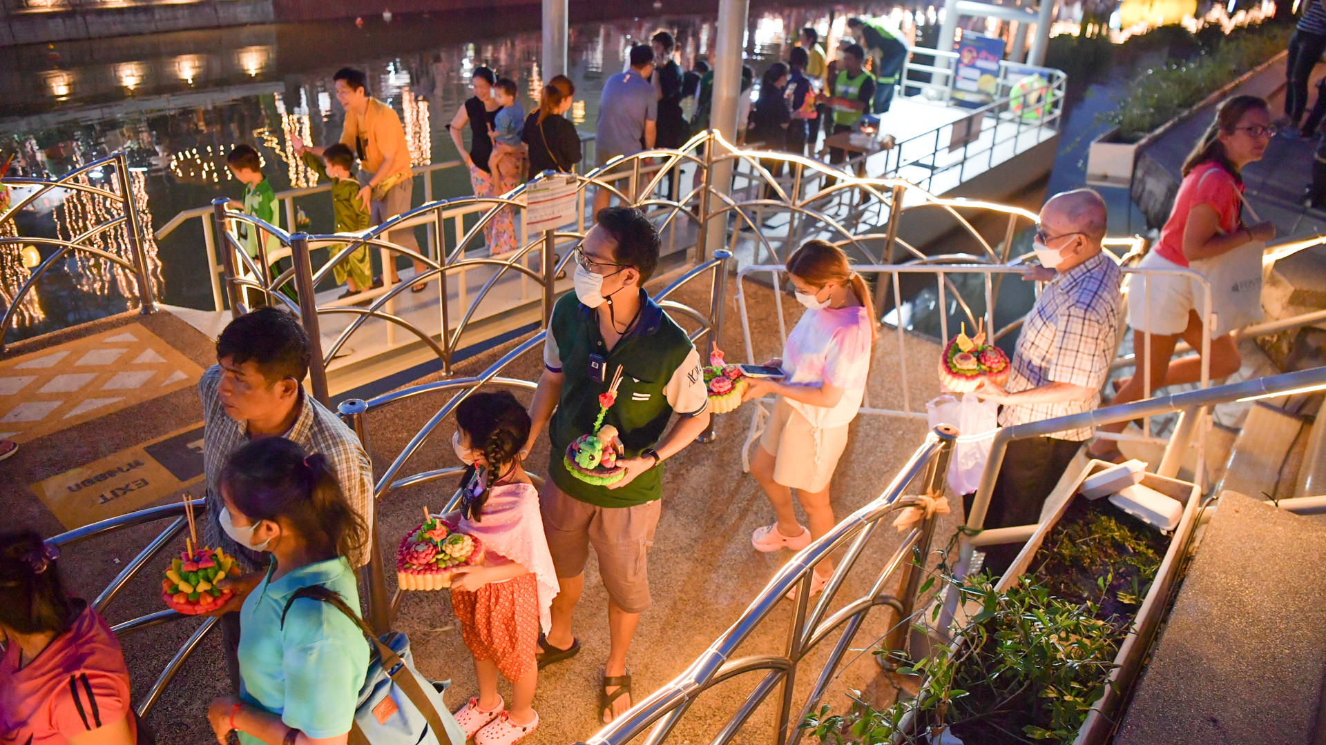 Vào đêm Loy Krathong, người dân Thái Lan thường tìm đến các bến tàu, kênh, rạch hoặc ao, hồ, sông, suối để thả krathong.