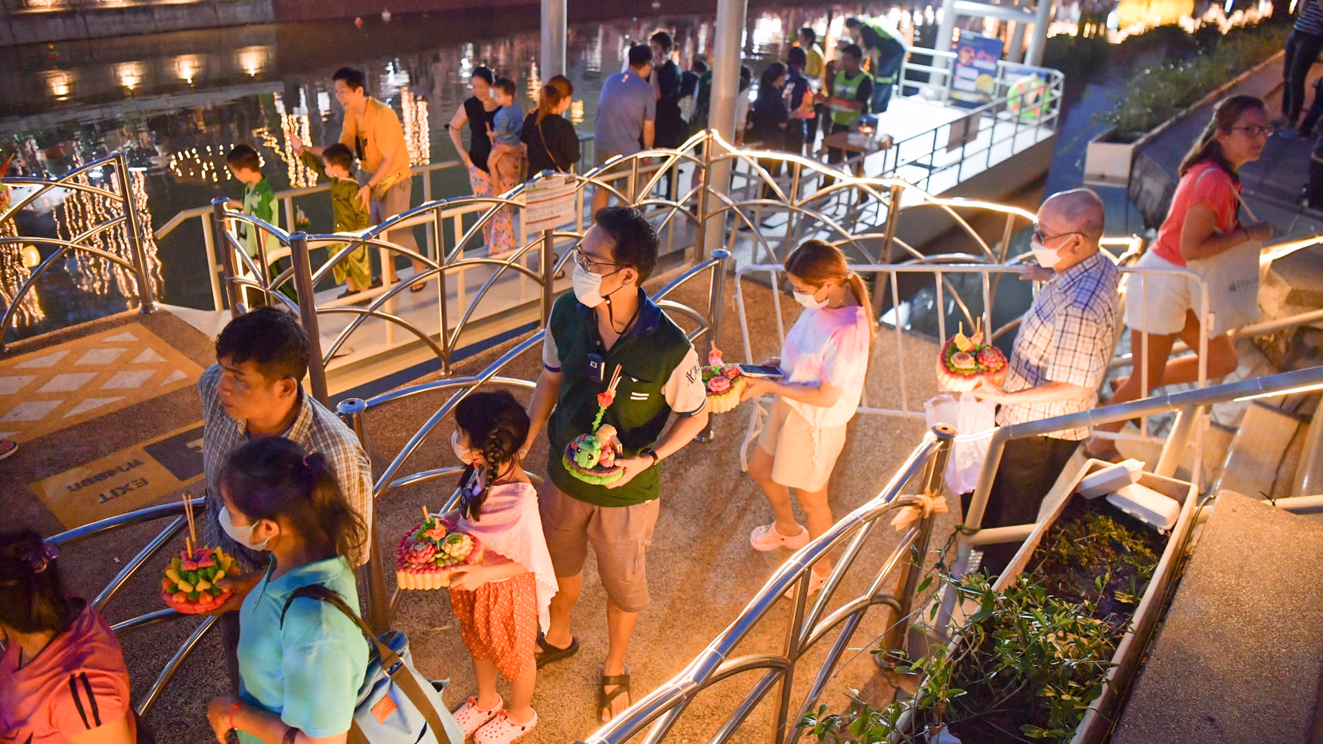 Vào đêm Loy Krathong, người dân Thái Lan thường tìm đến các bến tàu, kênh, rạch hoặc ao, hồ, sông, suối để thả krathong.