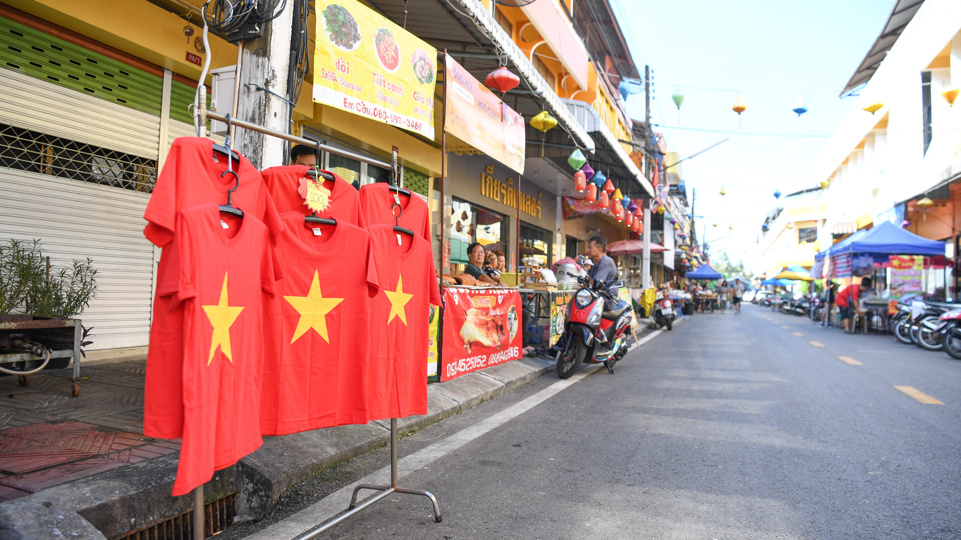 Áo phông in hình quốc kỳ Việt Nam được bày bán tại Vietnam Town.