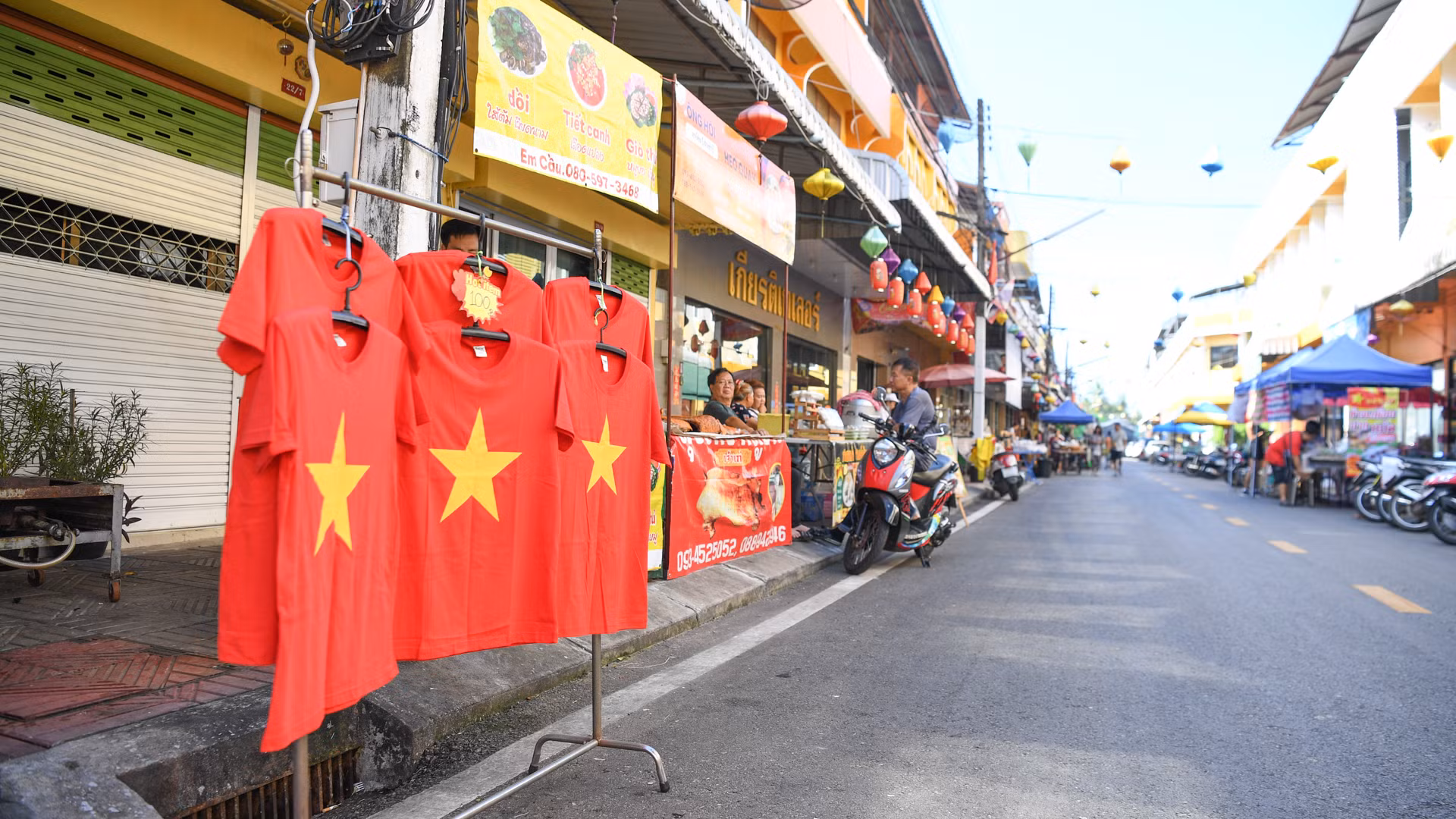 Áo phông in hình quốc kỳ Việt Nam được bày bán tại Vietnam Town.