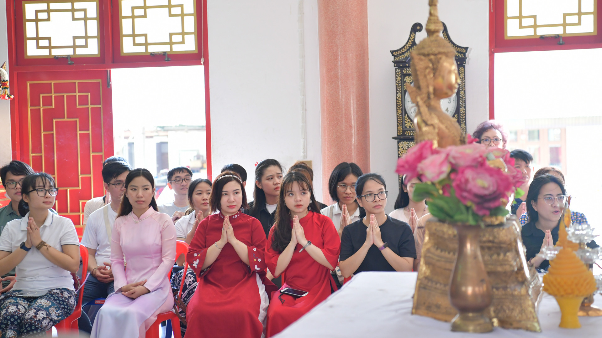 Thông qua Hội sinh viên Việt Nam tại Thái Lan, nhiều du học sinh cũng biết đến buổi lễ được tổ chức tại chùa để tới tham dự trong niềm hân hoan đầu năm mới. Thông qua Hội sinh viên Việt Nam tại Thái Lan, nhiều du học sinh cũng biết đến buổi lễ được tổ chức tại chùa để tới tham dự trong niềm hân hoan đầu năm mới.