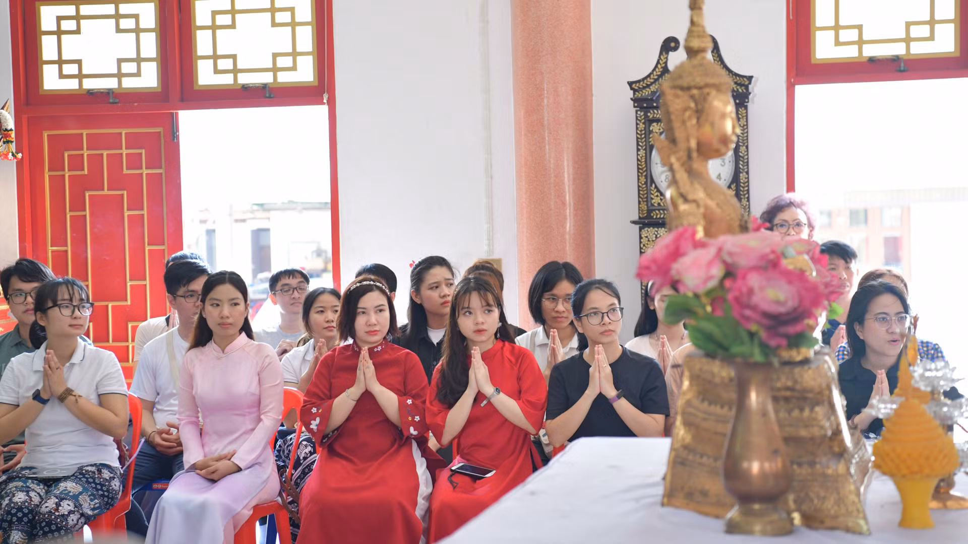 Thông qua Hội sinh viên Việt Nam tại Thái Lan, nhiều du học sinh cũng biết đến buổi lễ được tổ chức tại chùa để tới tham dự trong niềm hân hoan đầu năm mới.