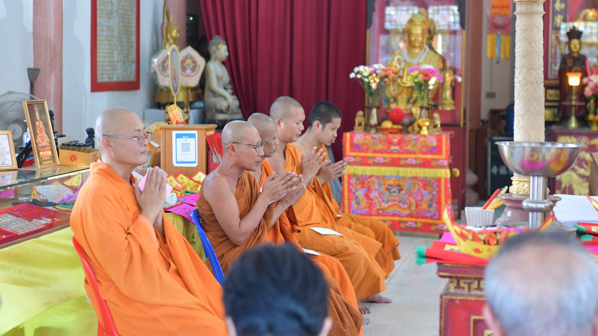 Bà con kiều bào vui mừng khi buổi lễ cầu an, chúc phước hôm nay được các nhà sư trân trọng và ủng hộ. Bà con kiều bào vui mừng khi buổi lễ cầu an, chúc phước hôm nay được các nhà sư trân trọng và ủng hộ.