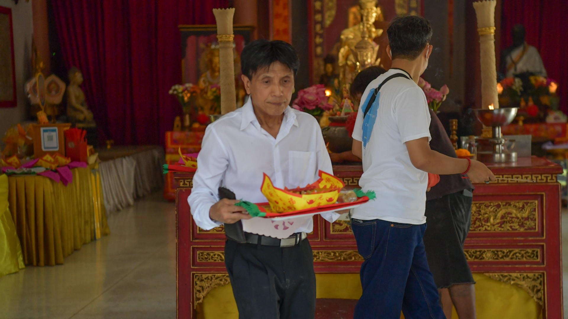 Nhiều kiều bào tại Bangkok và các vùng lân cận đã có mặt tại chùa từ sáng sớm để chuẩn bị cho buổi lễ. Nhiều kiều bào tại Bangkok và các vùng lân cận đã có mặt tại chùa từ sáng sớm để chuẩn bị cho buổi lễ.