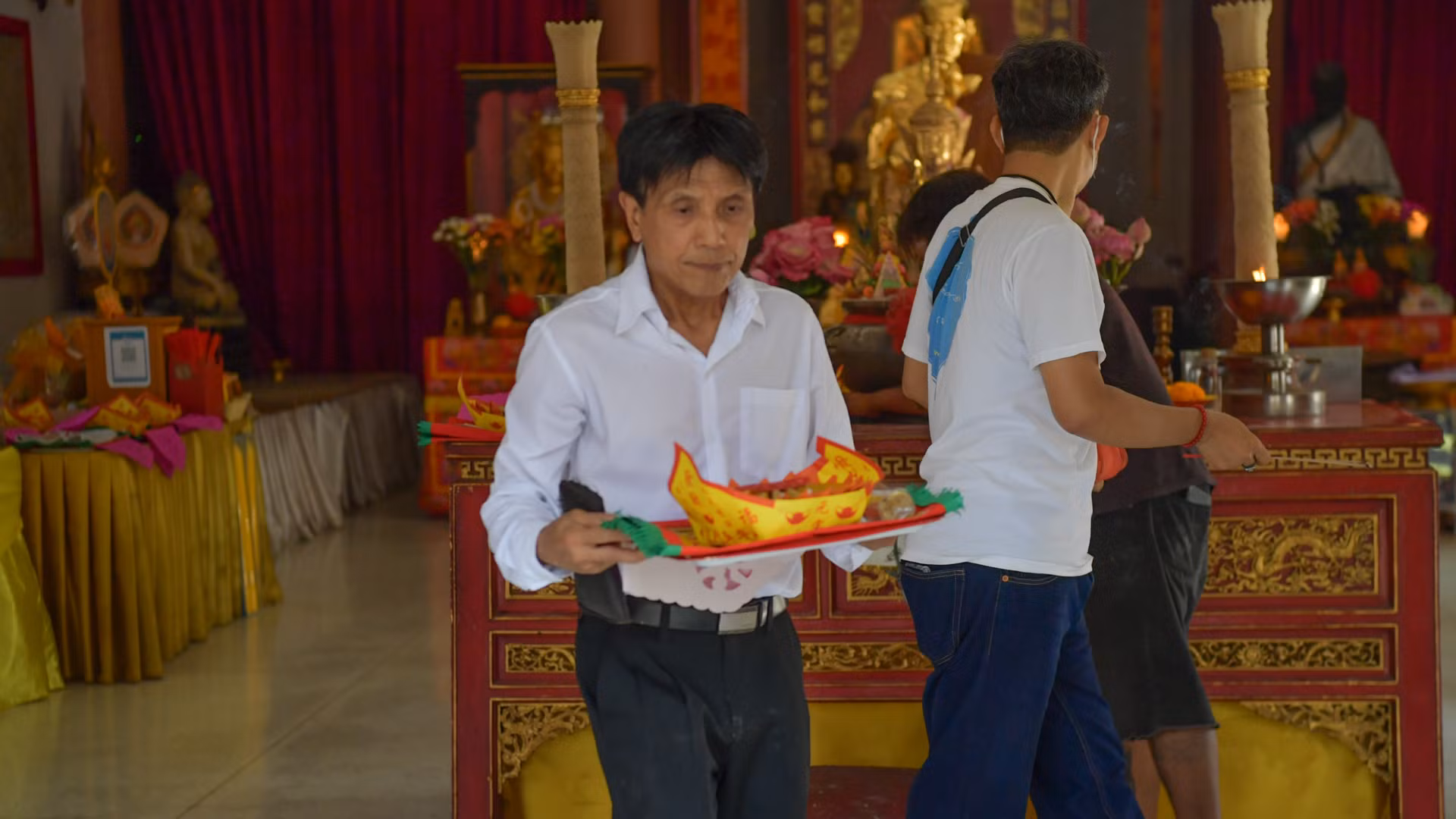 Nhiều kiều bào tại Bangkok và các vùng lân cận đã có mặt tại chùa từ sáng sớm để chuẩn bị cho buổi lễ.