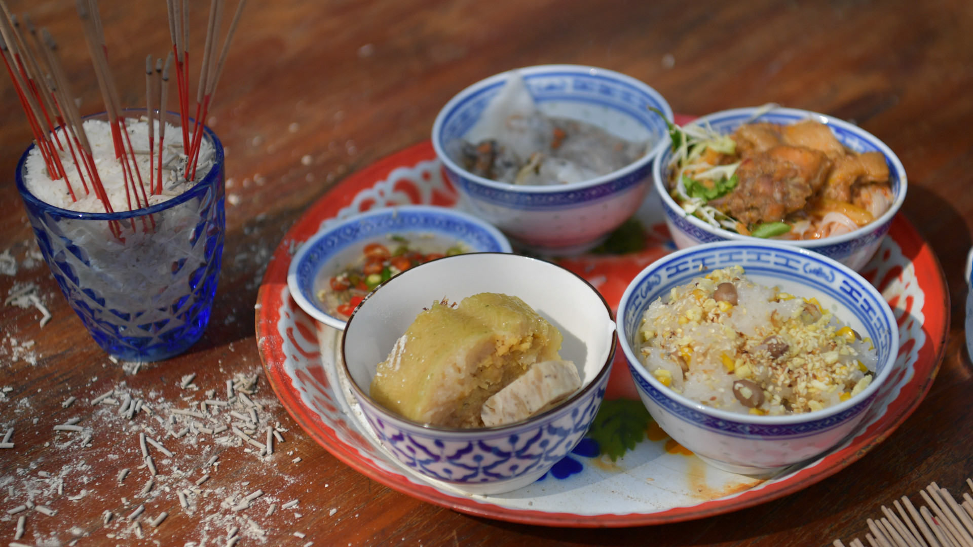 Mâm cơm cúng đậm hương vị Việt Nam. Mâm cơm cúng đậm hương vị Việt Nam.