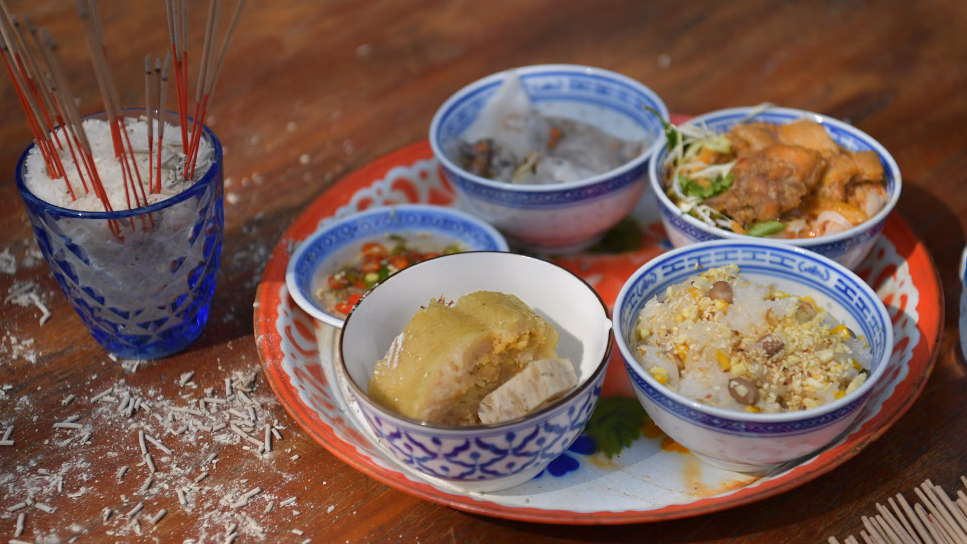 Mâm cơm cúng đậm hương vị Việt Nam.