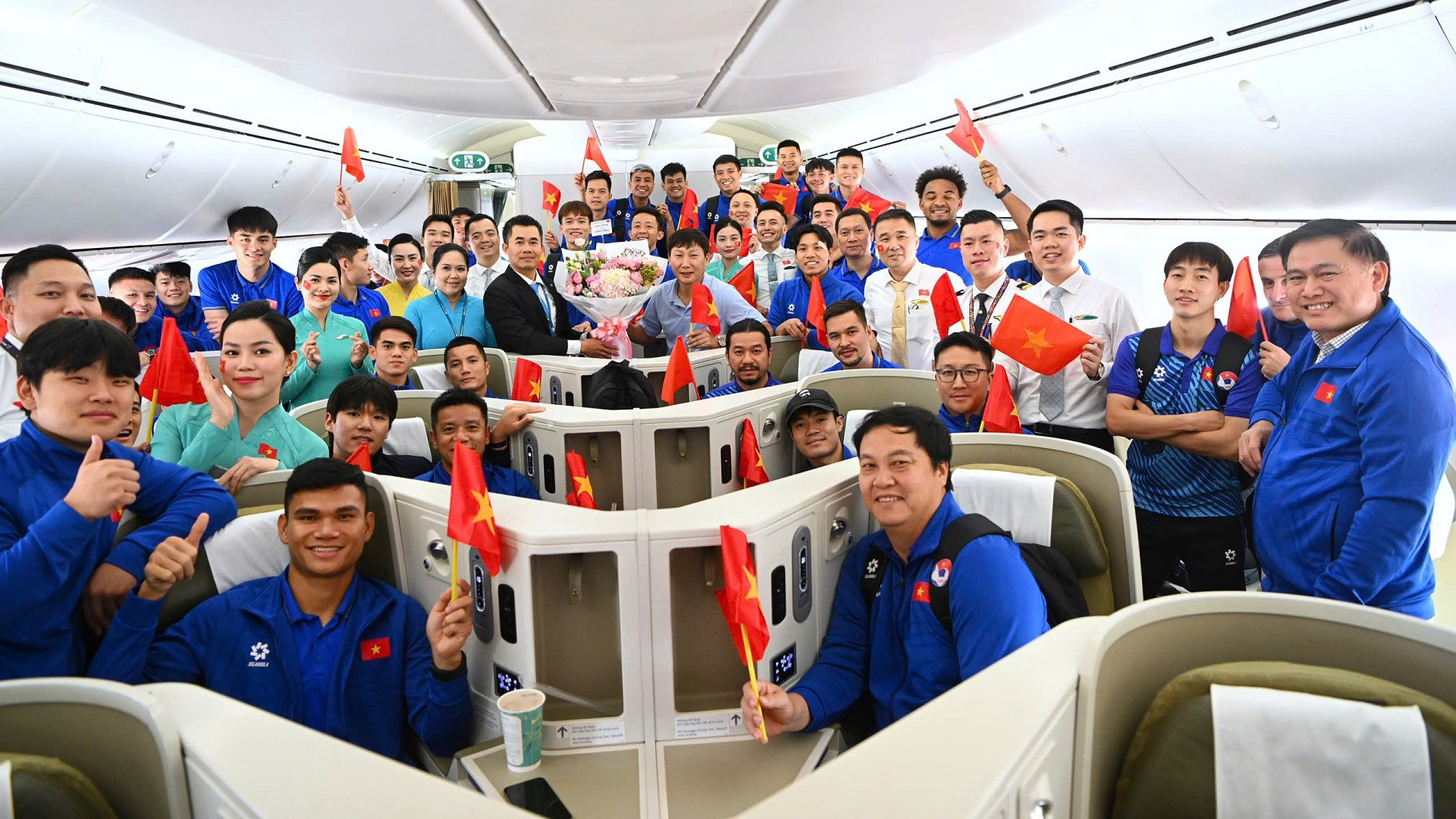 Đại diện Vietnam Airlines đón và tặng hoa cho đoàn ngay sau khi máy bay vừa hạ cánh xuống sân bay Suvarnabhumi.