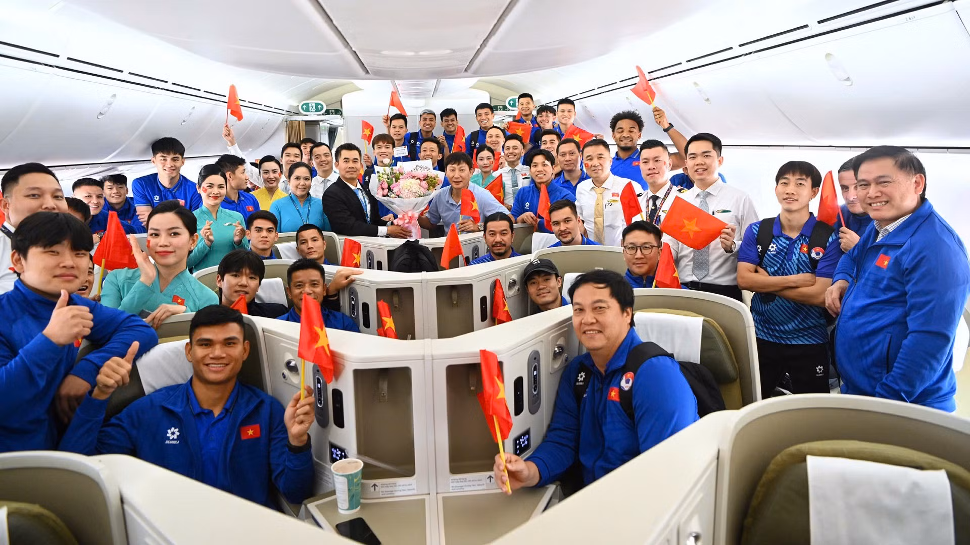 Đại diện Vietnam Airlines đón và tặng hoa cho đoàn ngay sau khi máy bay vừa hạ cánh xuống sân bay Suvarnabhumi.