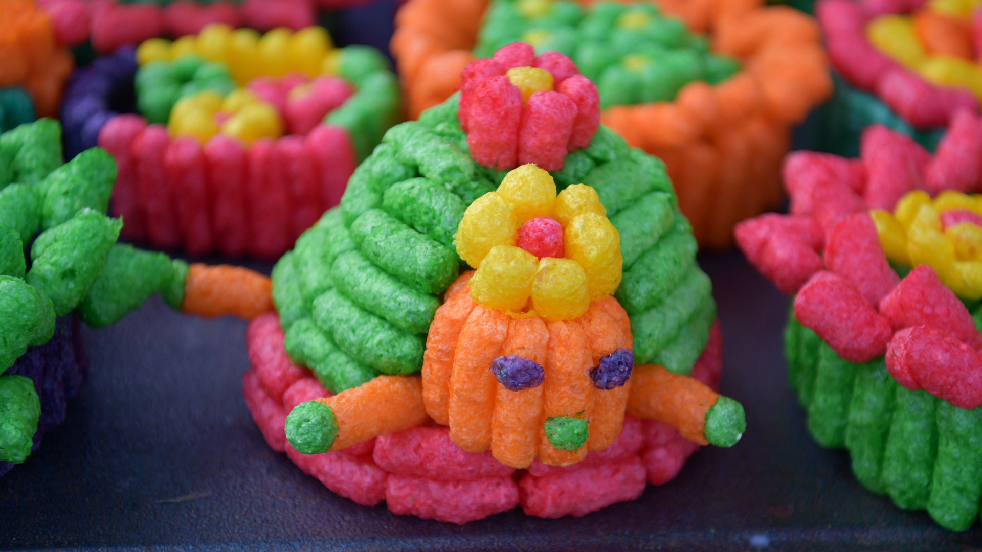 Một số krathong được làm từ bột dễ tan trong nước.