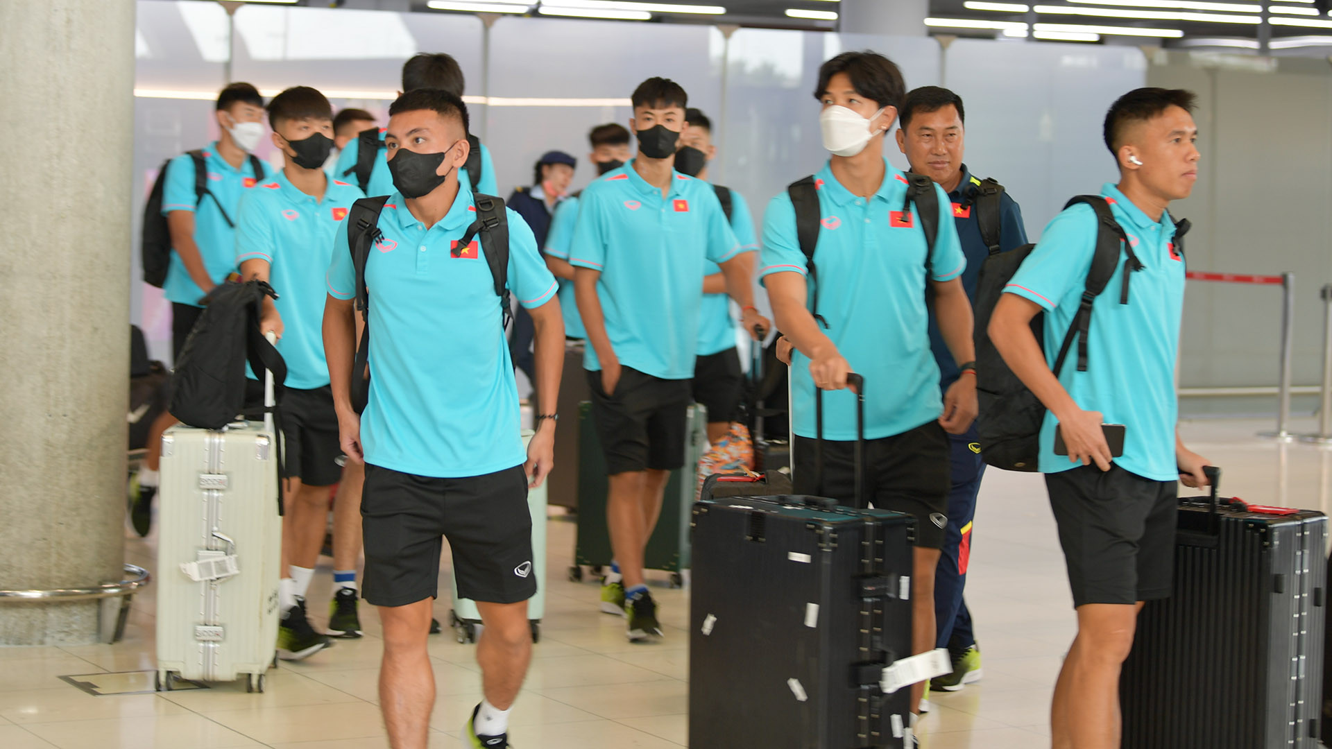 Trả lời phỏng vấn của phóng viên Báo Nhân Dân thường trú tại Thái Lan, huấn luyện viên Hoàng Anh Tuấn cho biết, công tác chuẩn bị của đội bắt đầu từ ngày 28/7, tuy nhiên gặp không ít khó khăn khi các cầu thủ tập trung trong nhiều đợt do phải thi đấu tại các giải trong nước. Thậm chí, hai cầu thủ mới tập trung và có buổi tập đầu tiên vào ngày hôm qua (13/8).