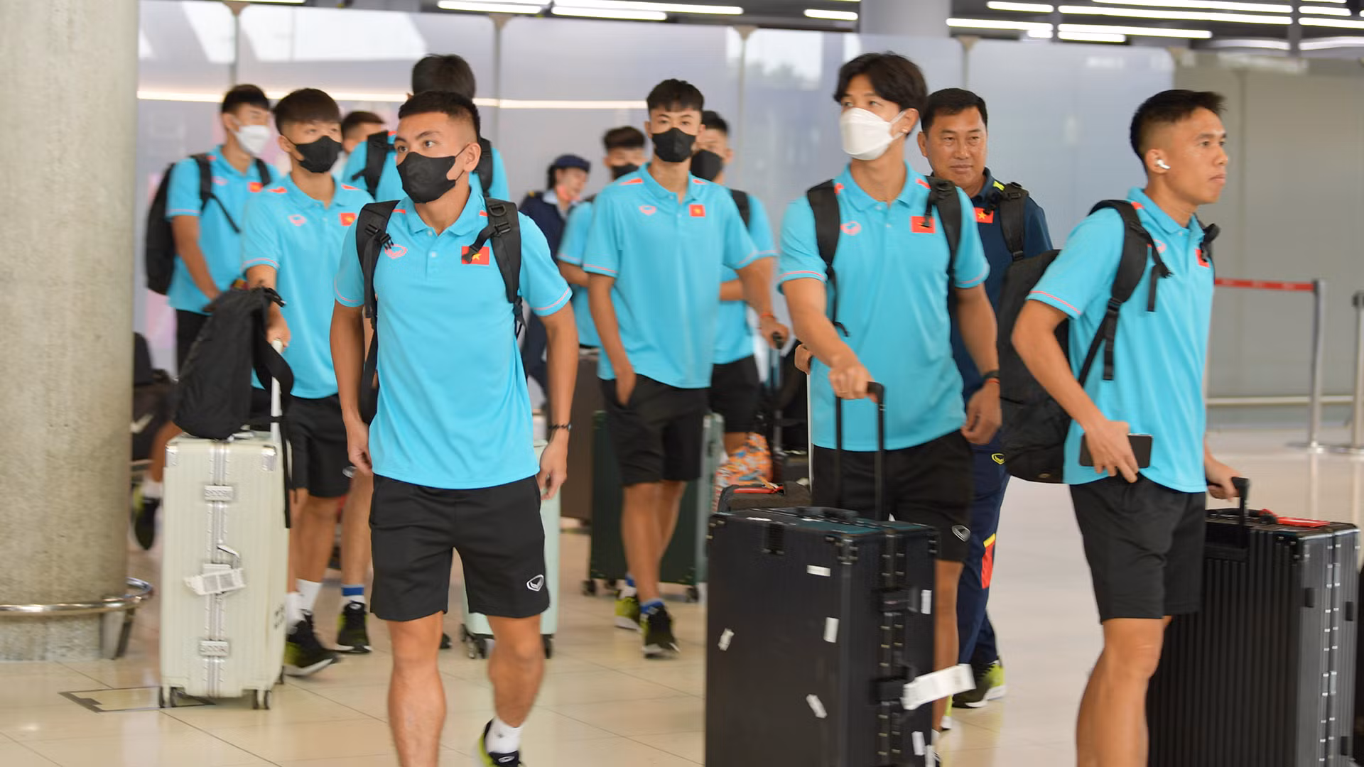 Trả lời phỏng vấn của phóng viên Báo Nhân Dân thường trú tại Thái Lan, huấn luyện viên Hoàng Anh Tuấn cho biết, công tác chuẩn bị của đội bắt đầu từ ngày 28/7, tuy nhiên gặp không ít khó khăn khi các cầu thủ tập trung trong nhiều đợt do phải thi đấu tại các giải trong nước. Thậm chí, hai cầu thủ mới tập trung và có buổi tập đầu tiên vào ngày hôm qua (13/8).