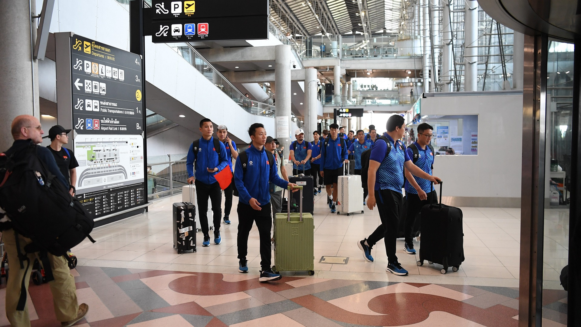 Sau khi máy bay hạ cánh, các thành viên của đoàn đã nhanh chóng hoàn thành thủ tục nhập cảnh, lấy hành lý, để về khách sạn.