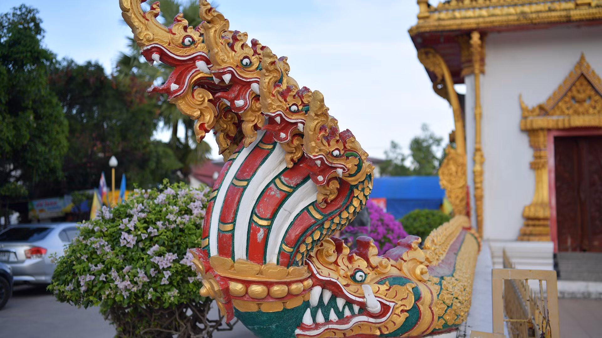 Lối vào của bảo tháp được bảo vệ bởi rắn Naga, biểu tượng của sự kết nối giữa cõi nhân gian và niết bàn. Theo quan niệm của Phật giáo, Naga giữ vai trò trừ tà, giúp tránh hoả hoạn và bảo vệ đạo Phật.