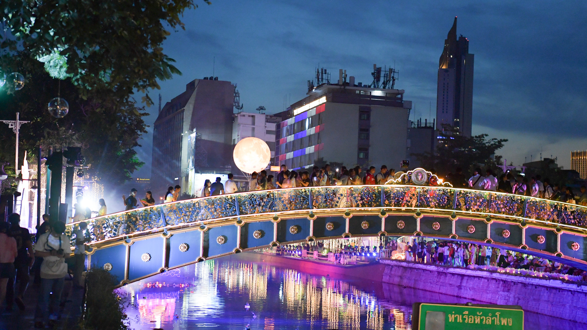 Lễ hội Loy Krathong với chủ đề “Sắc màu đường thủy”, do Tổng cục Du lịch Thái Lan (TAT) tổ chức tối 27/11 tại kênh Padung Krung Kasem, ở thủ đô Bangkok thu hút rất đông người dân và du khách.