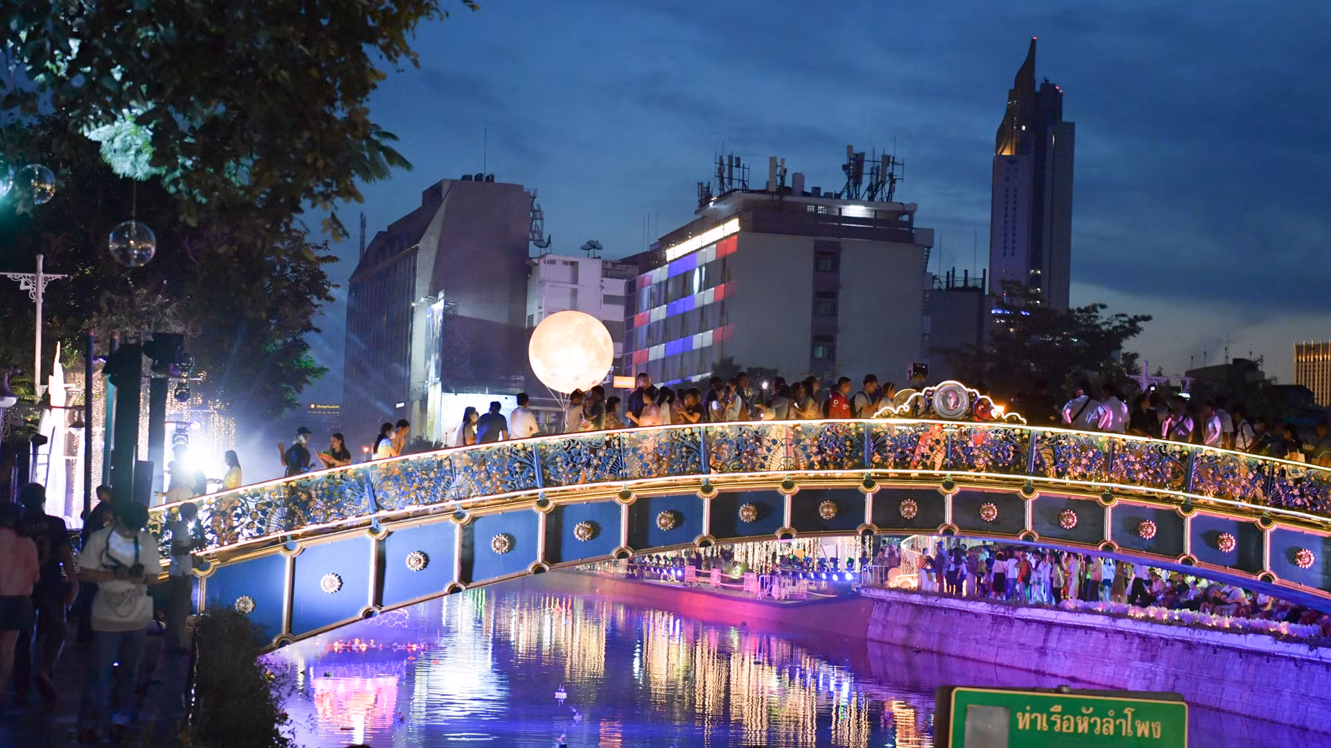 Lễ hội Loy Krathong với chủ đề “Sắc màu đường thủy”, do Tổng cục Du lịch Thái Lan (TAT) tổ chức tối 27/11 tại kênh Padung Krung Kasem, ở thủ đô Bangkok thu hút rất đông người dân và du khách.
