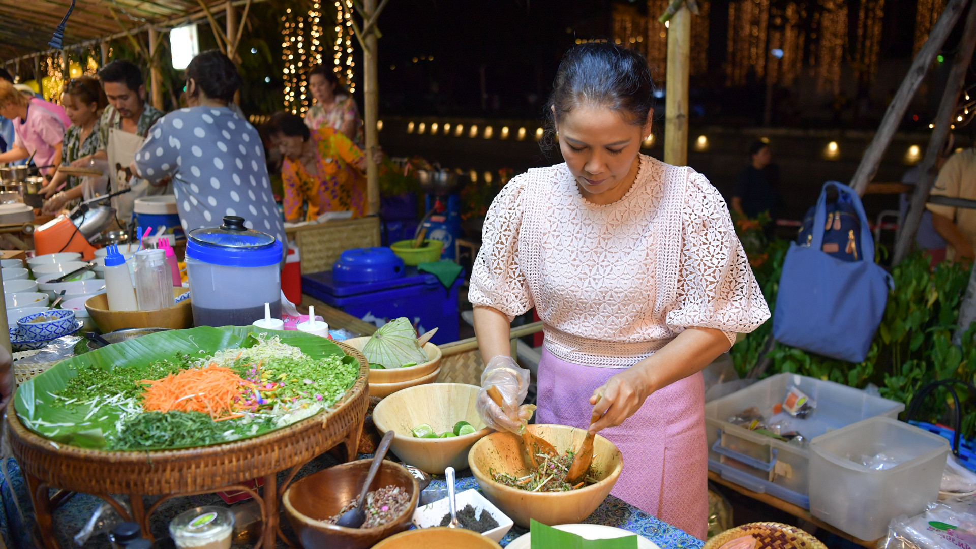 Lễ hội Loy Krathong cũng là dịp để du khách có thể thưởng thức ẩm thực đường phố nổi tiếng của Thái Lan. TAT ước tính, có khoảng 2,04 triệu khách du lịch nội địa tham dự lễ hội Loy Krathong năm nay, tạo ra khoản doanh thu khoảng 6,1 tỷ baht, tăng 10% so với doanh thu trong lễ hội này năm 2022.
