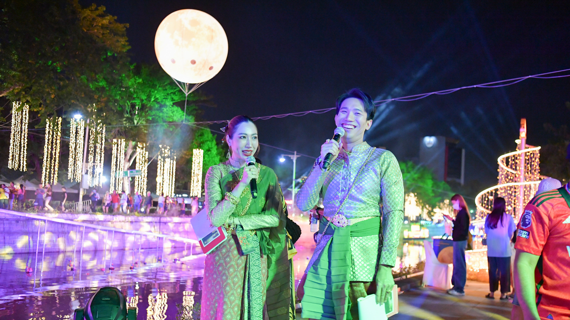 Tại thủ đô Bangkok, chính quyền thông báo mở 34 công viên công cộng đến nửa đêm để người dân và du khách có thể tận hưởng trọn vẹn lễ hội Loy Krathong.