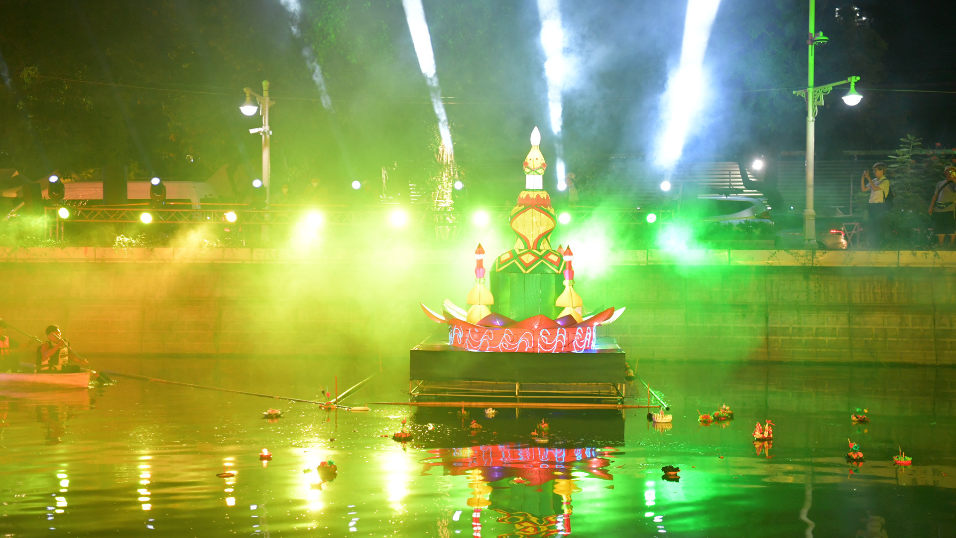 Bên cạnh các nghi lễ truyền thống của Thái Lan, sự kiện đem tới không gian mới lạ cho du khách thông qua màn trình diễn kỹ xảo âm thanh, ánh sáng hiện đại.