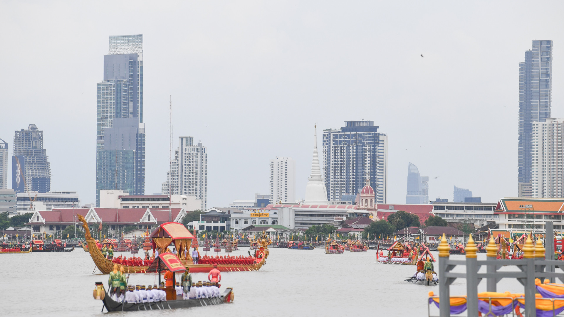Đoàn rước gồm 52 chiếc thuyền hoàng gia, mỗi chiếc được trang trí bằng những hình chạm khắc tinh xảo, trong đó có những thuyền có tuổi đời hơn 100 năm.