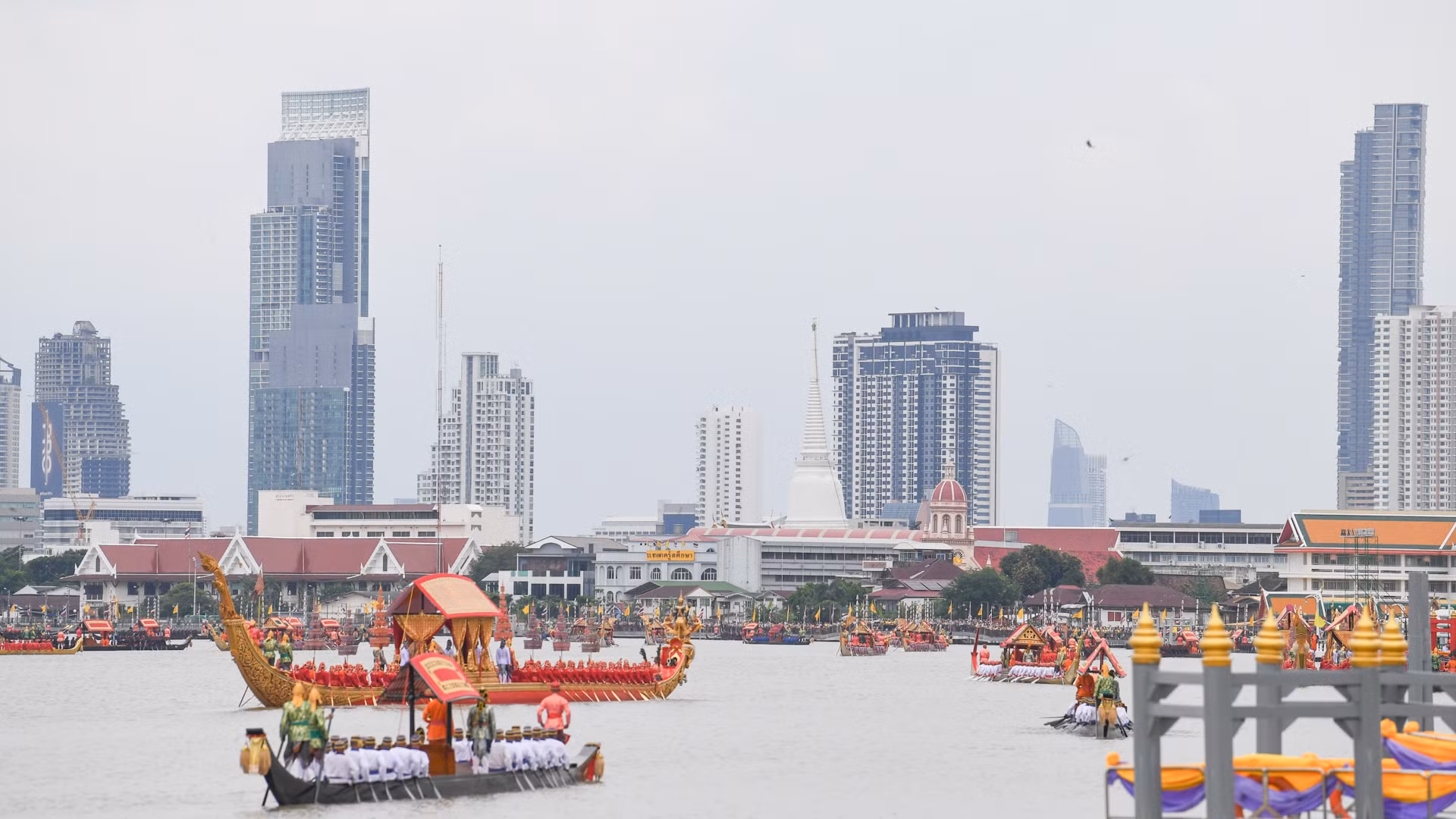 Đoàn rước gồm 52 chiếc thuyền hoàng gia, mỗi chiếc được trang trí bằng những hình chạm khắc tinh xảo, trong đó có những thuyền có tuổi đời hơn 100 năm.