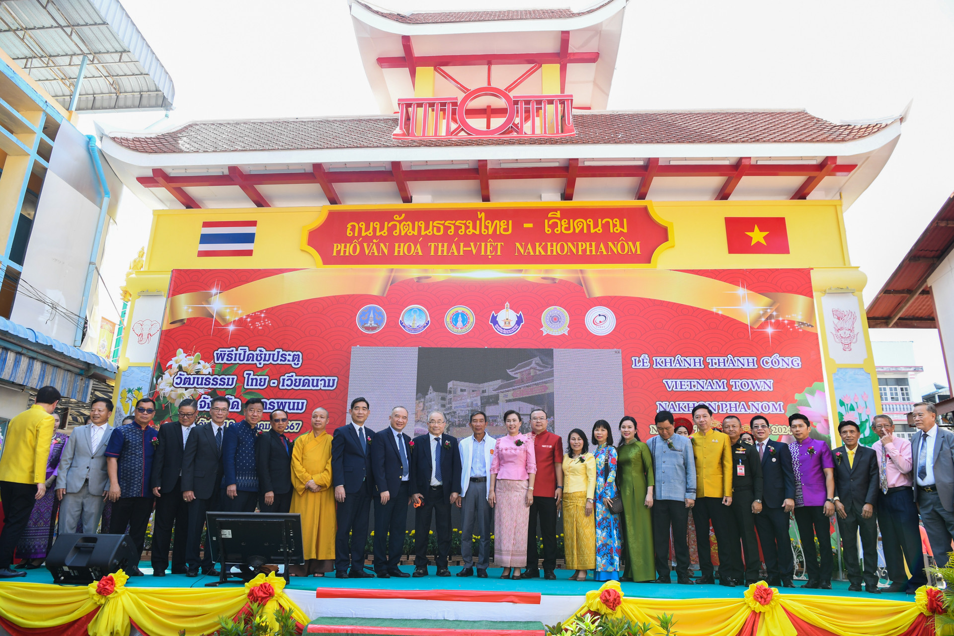 Các đại biểu chụp ảnh lưu niệm tại lễ khánh thành Cổng Phố văn hóa Thái Lan-Việt Nam tại tỉnh Nakhon Phanom, Đông Bắc Thái Lan.