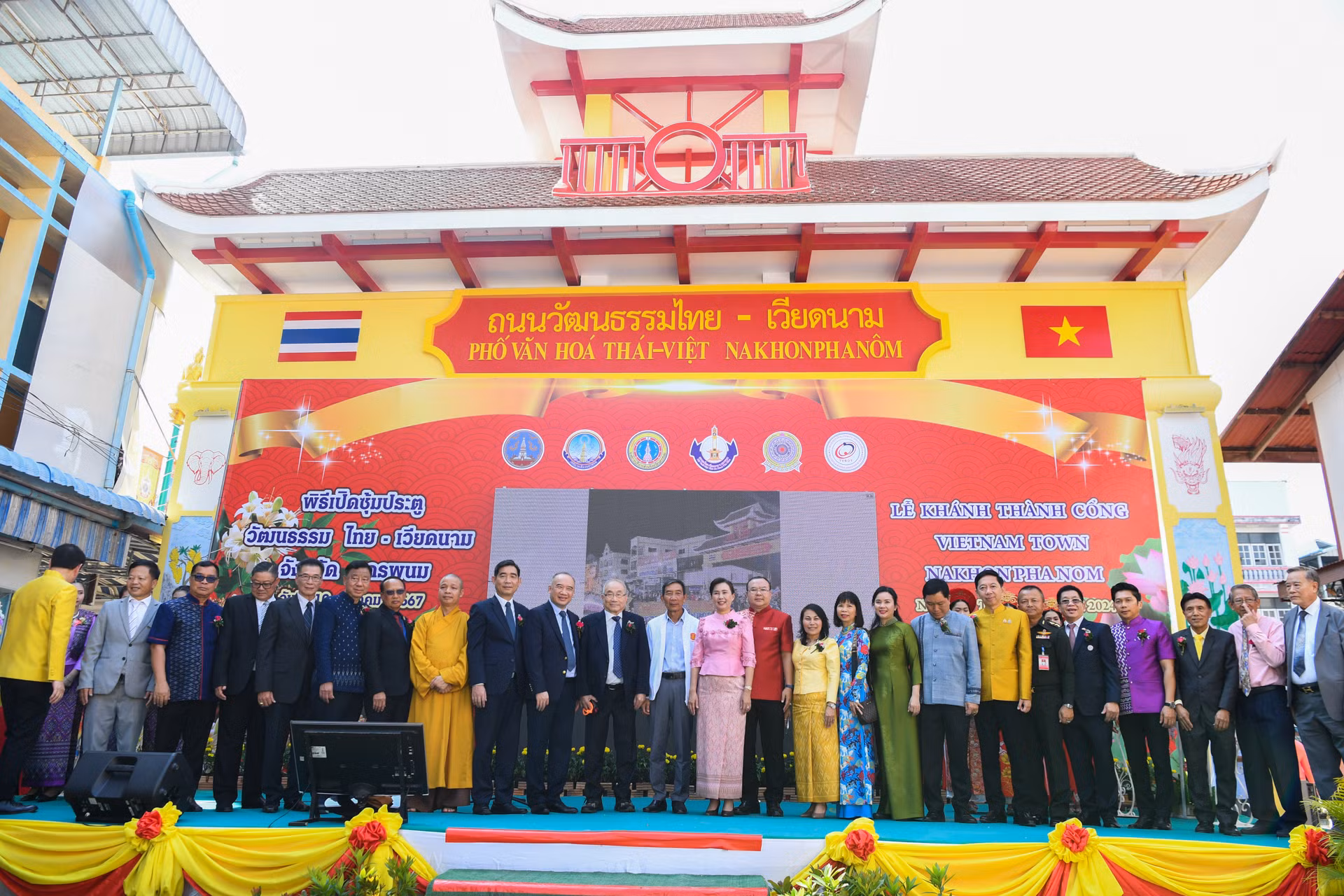 Các đại biểu chụp ảnh lưu niệm tại lễ khánh thành Cổng Phố văn hóa Thái Lan-Việt Nam tại tỉnh Nakhon Phanom, Đông Bắc Thái Lan.