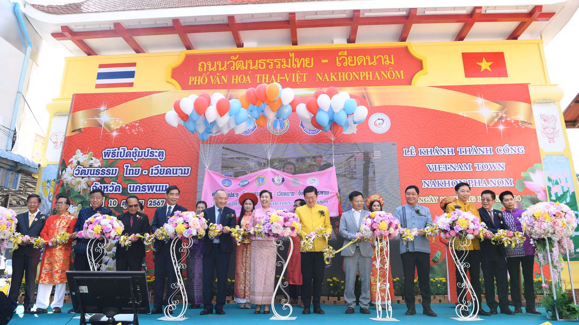 Lễ cắt băng khánh thành Cổng Phố văn hóa Thái Lan-Việt Nam tại tỉnh Nakhon Phanom, Đông Bắc Thái Lan.