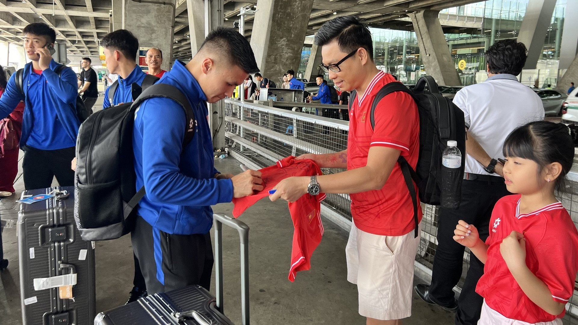 Quang Hải ký tặng người hâm mộ.