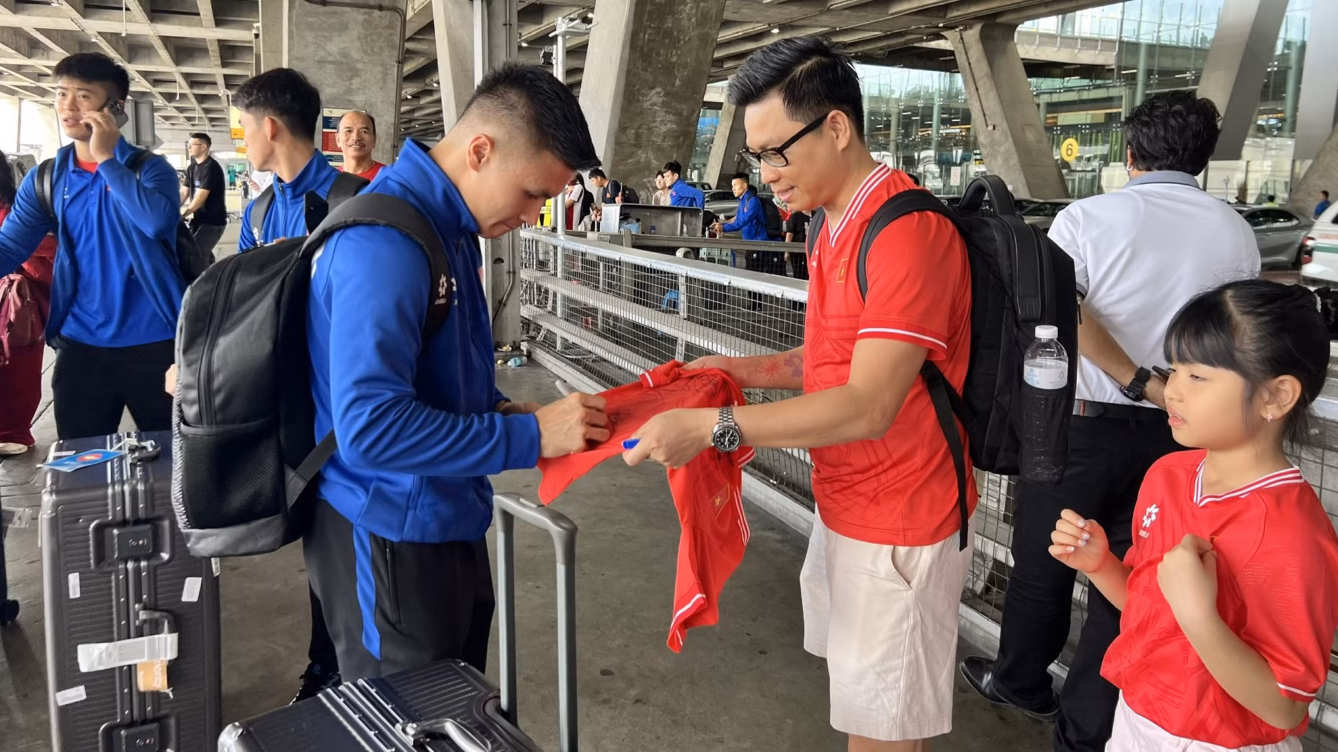 Quang Hải ký tặng người hâm mộ.