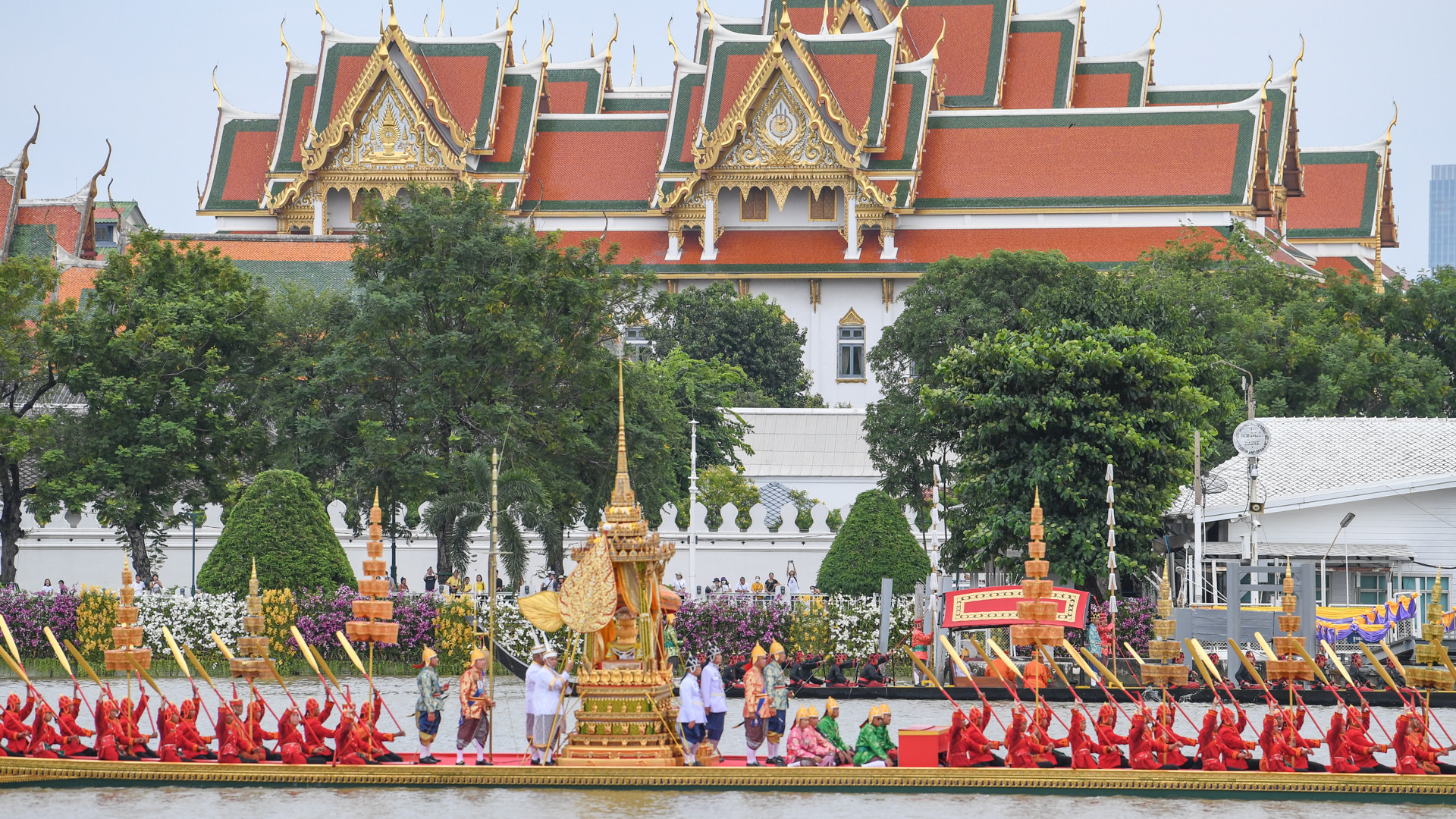 [Ảnh] Ngoạn mục lễ rước thuyền Hoàng gia trên sông Chao Phraya ở Bangkok
