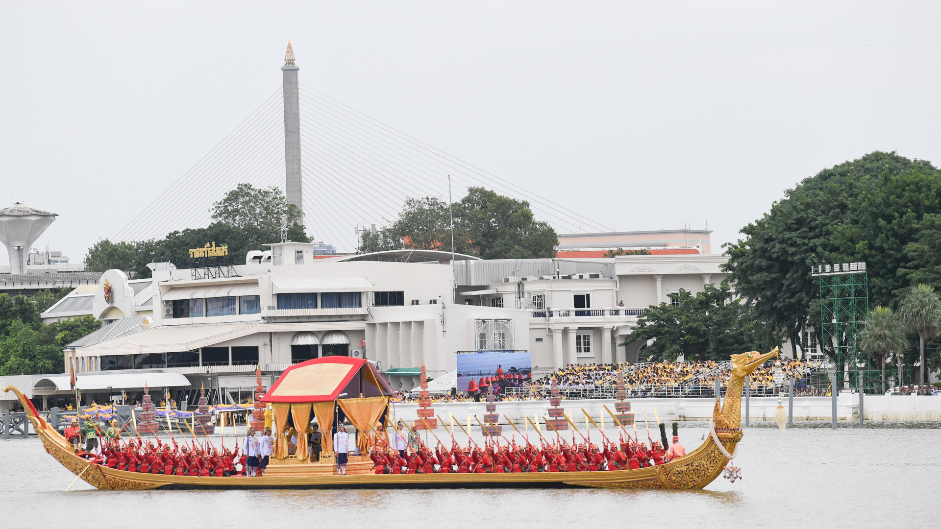 Thuyền Suphannanhong (Thiên nga vàng) chở Vua Rama X được chạm khắc theo hình dáng một con thiên nga. Thuyền Suphannanphong đầu tiên được dựng từ thời kỳ Ayuthaya. Bản hiện nay được dựng dưới thời Vua Rama V và hoàn thành dưới thời vua Rama VI vào năm 1911.